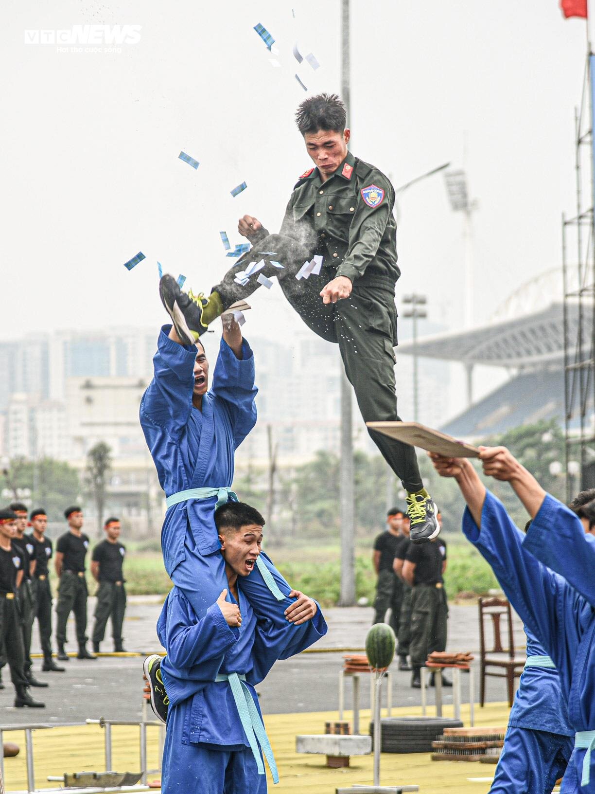 Nữ Cảnh sát đặc nhiệm kẹp đao vào cổ kéo ô tô, nằm trên bàn chông phá đá - 16