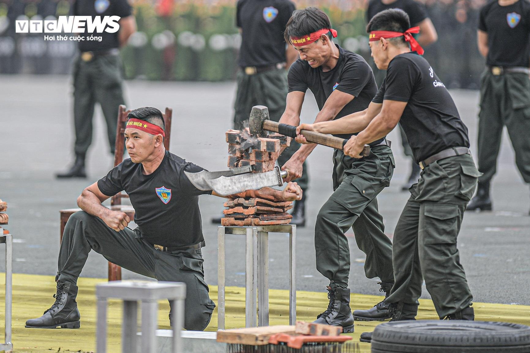 Nữ Cảnh sát đặc nhiệm kẹp đao vào cổ kéo ô tô, nằm trên bàn chông phá đá - 18