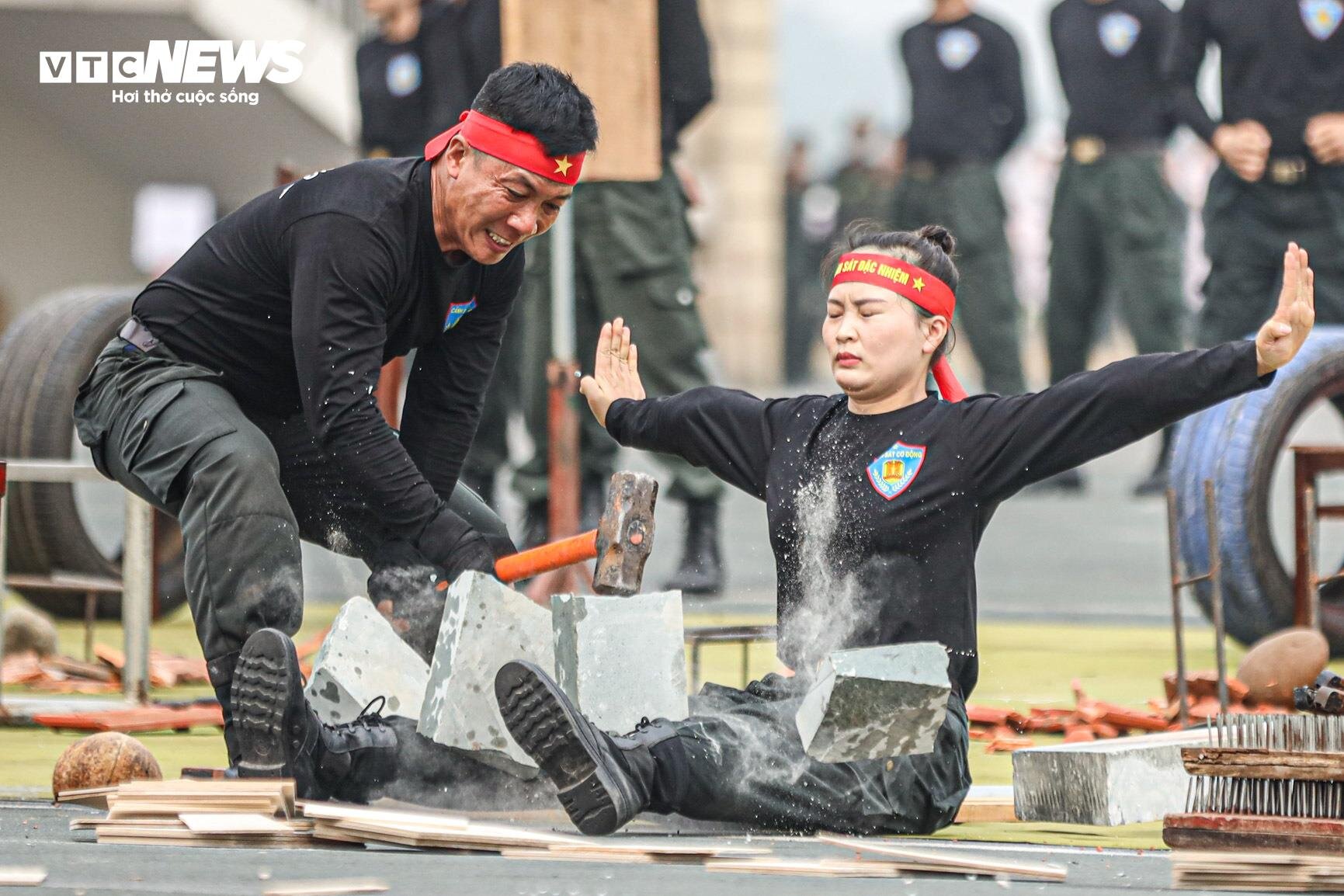 Nữ Cảnh sát đặc nhiệm kẹp đao vào cổ kéo ô tô, nằm trên bàn chông phá đá - 7