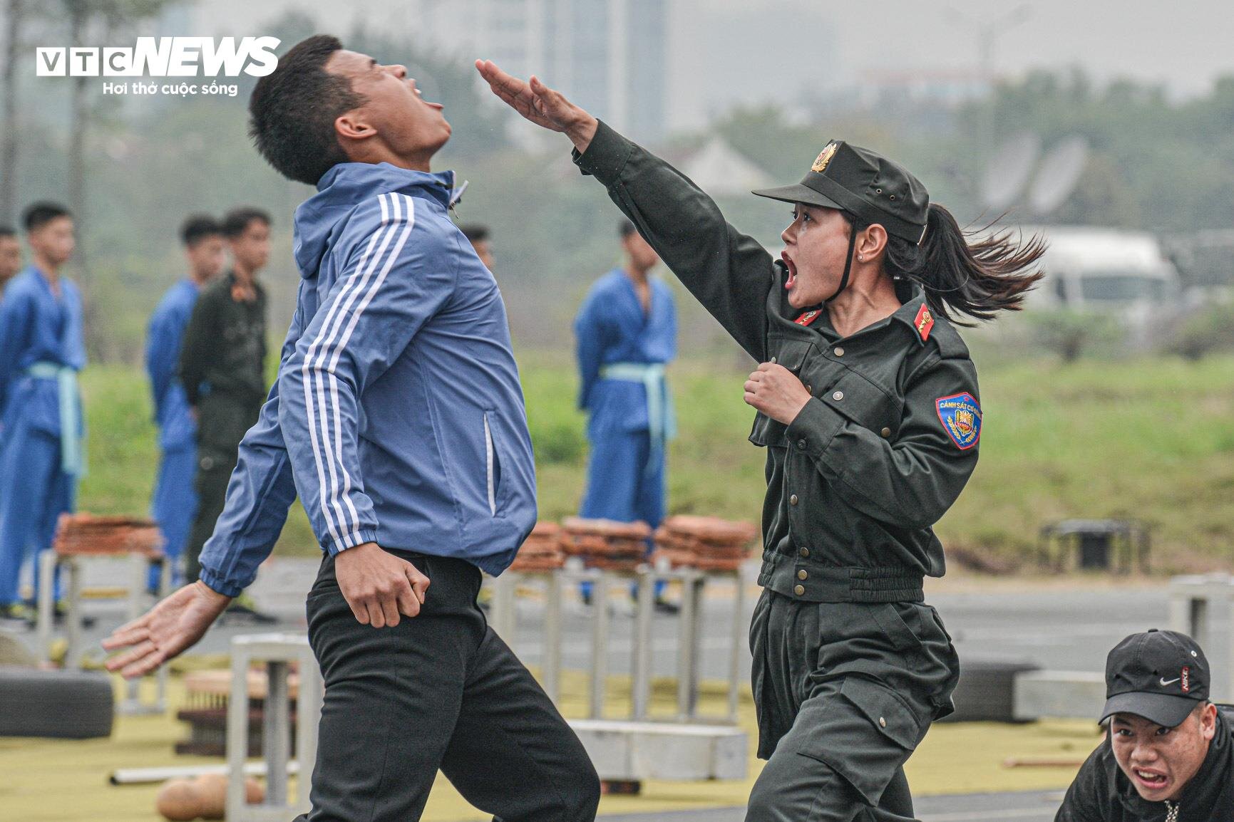 Nữ Cảnh sát đặc nhiệm kẹp đao vào cổ kéo ô tô, nằm trên bàn chông phá đá - 10