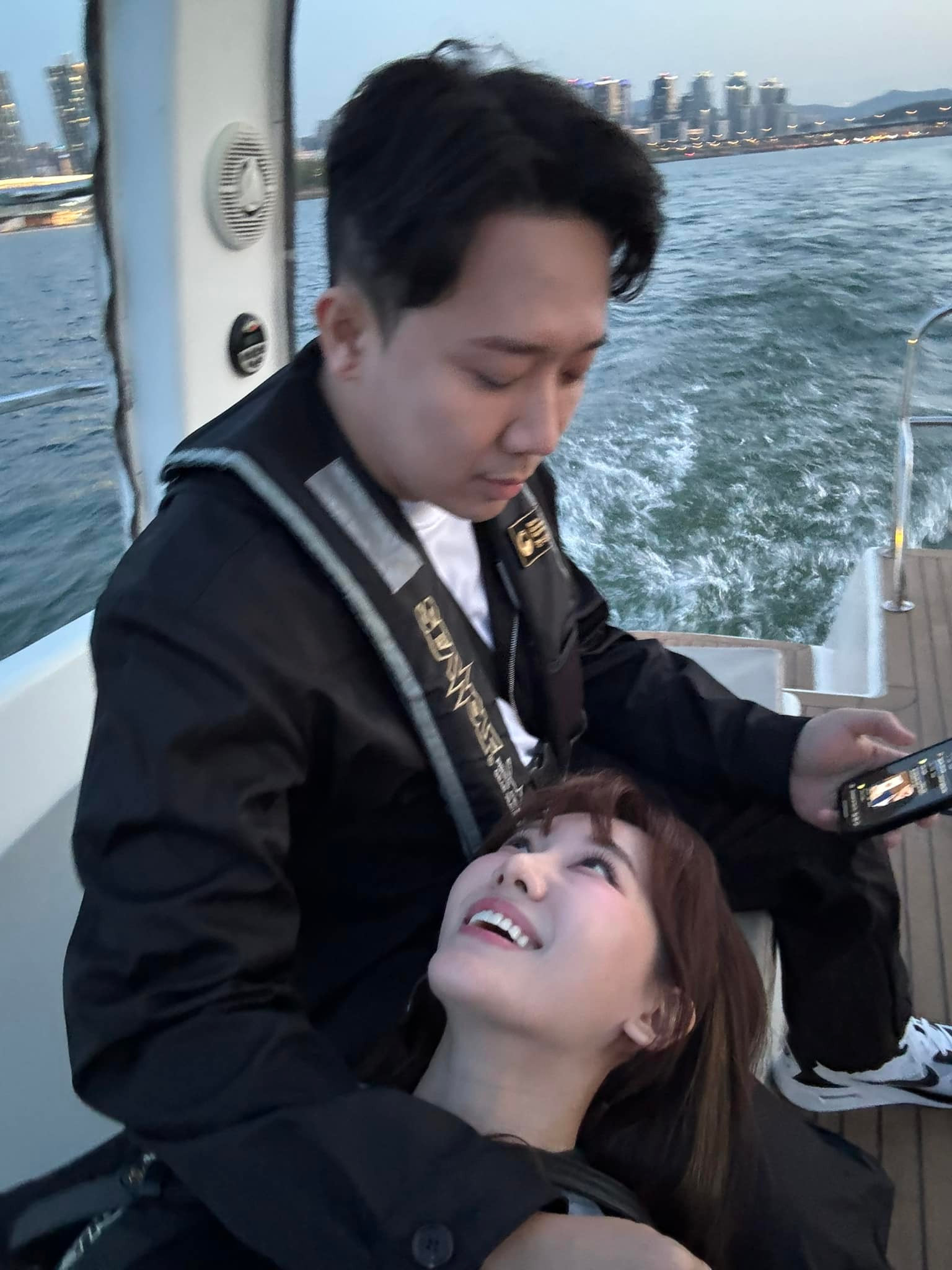 Sao Việt 14/4: Mạnh Trường khoe vợ eo thon, Phạm Quỳnh Anh đẹp dịu dàng - 3