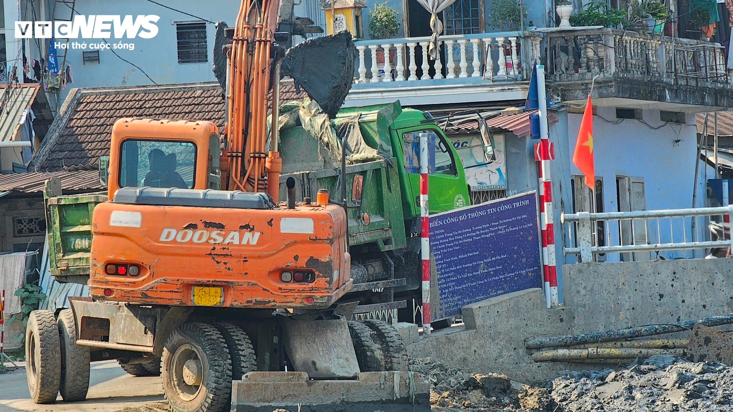 Hồ nước sạch bỗng ngập ngụa bùn đen vì dự án nạo vét con kênh ô nhiễm ở Huế - 3