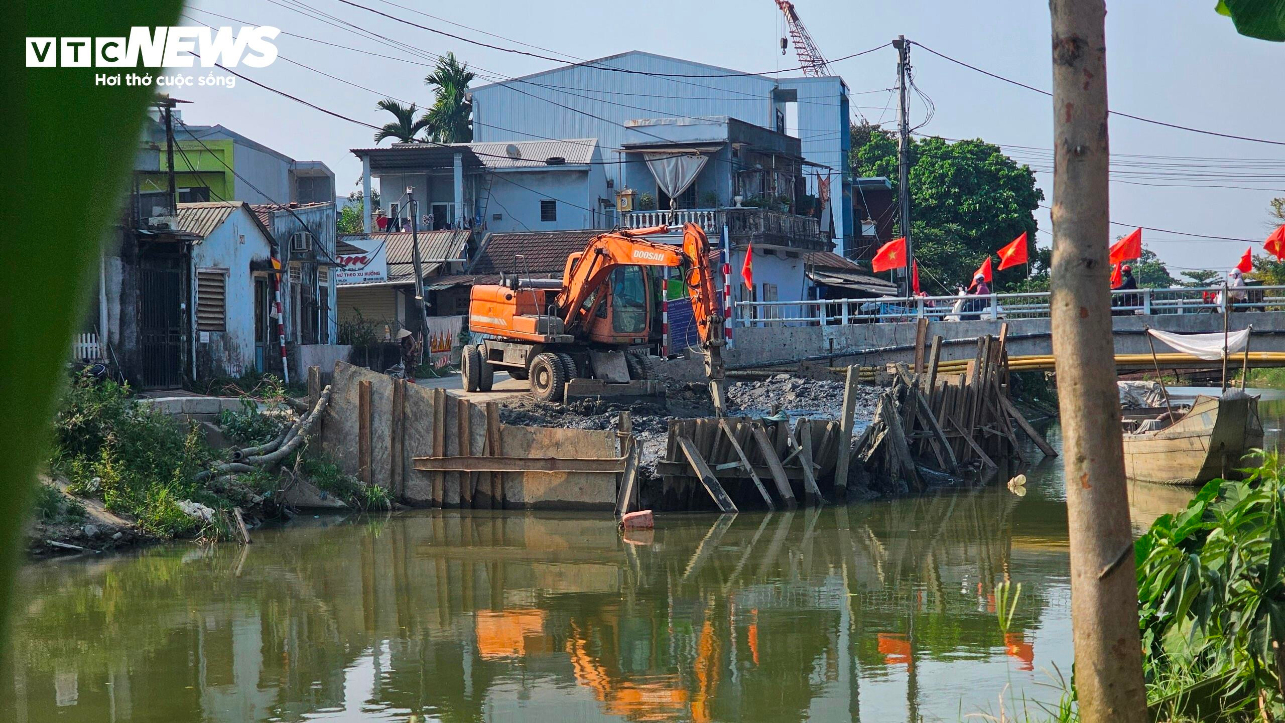 Hồ nước sạch bỗng ngập ngụa bùn đen vì dự án nạo vét con kênh ô nhiễm ở Huế - 4