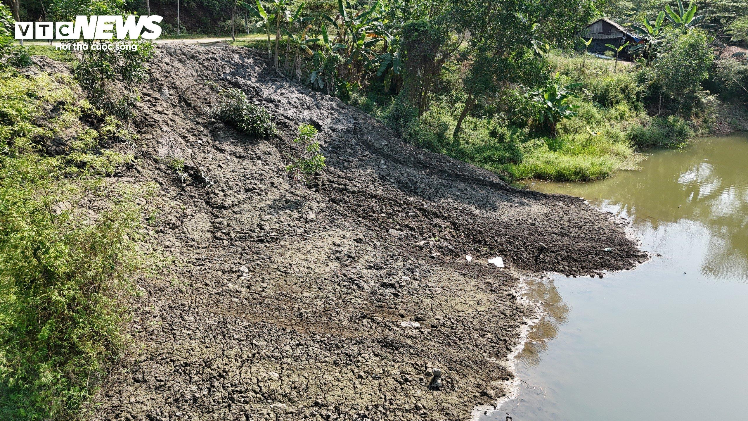 Hồ nước sạch bỗng ngập ngụa bùn đen vì dự án nạo vét con kênh ô nhiễm ở Huế - 8