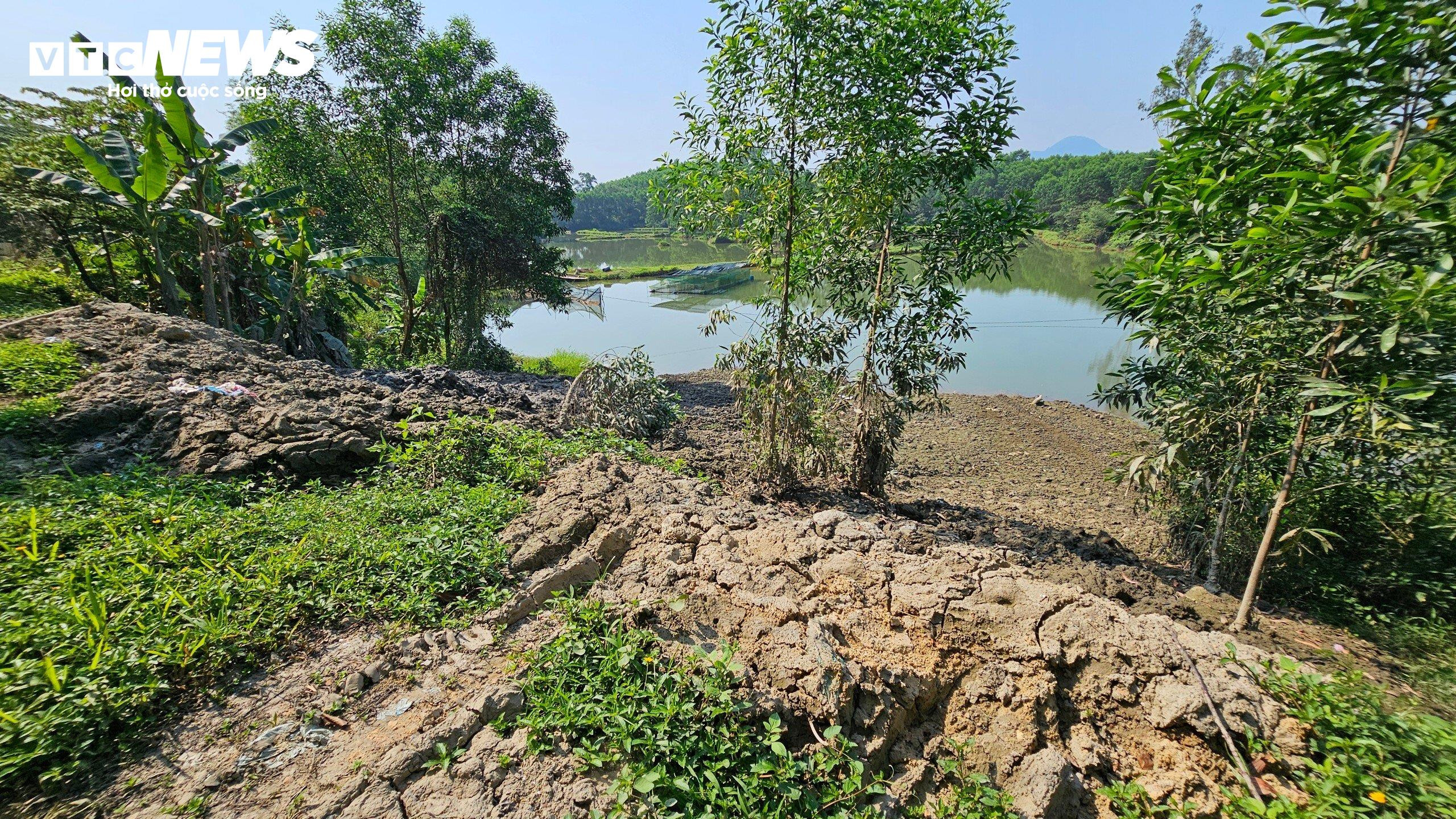 Hồ nước sạch bỗng ngập ngụa bùn đen vì dự án nạo vét con kênh ô nhiễm ở Huế - 7