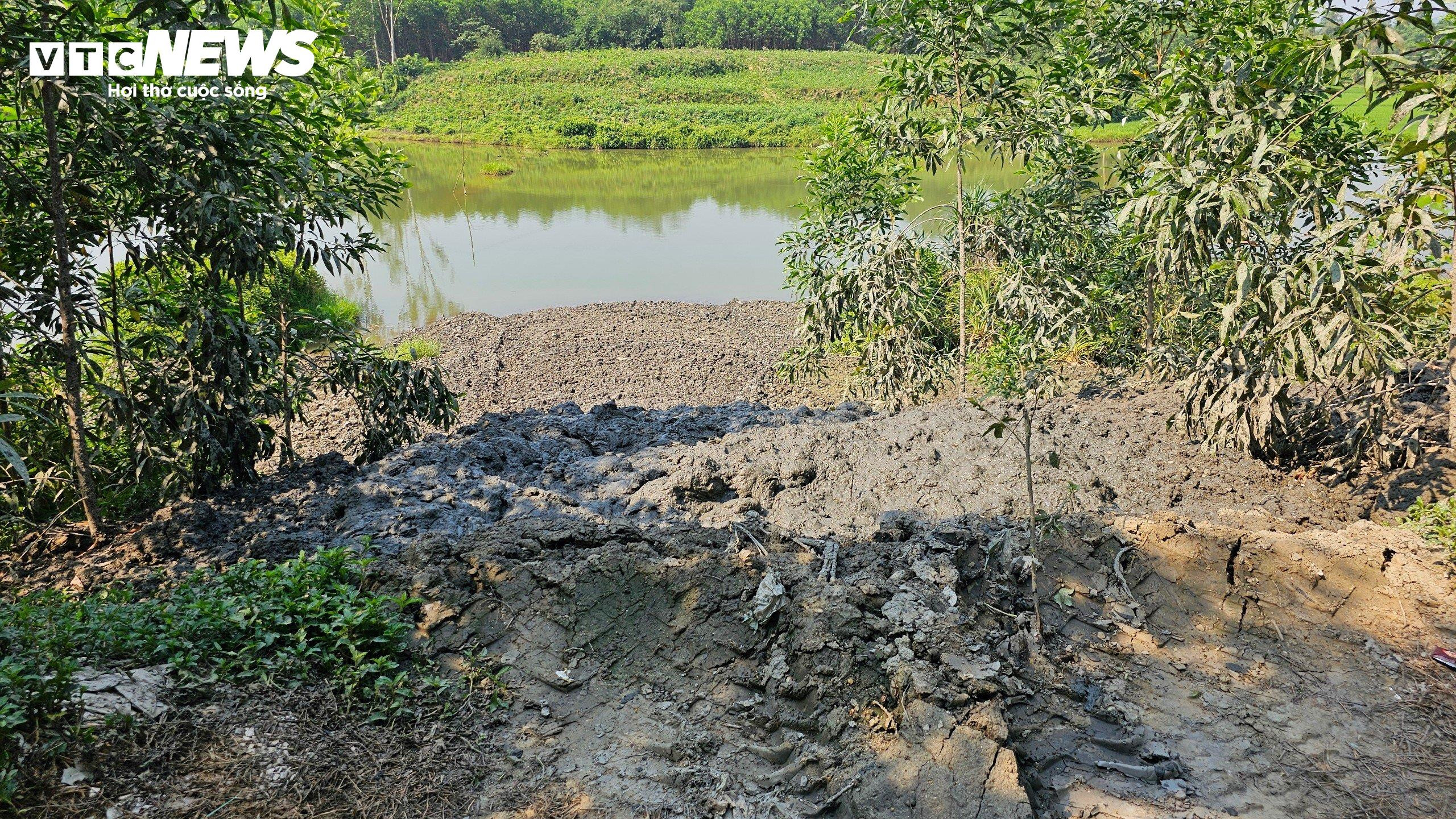 Hồ nước sạch bỗng ngập ngụa bùn đen vì dự án nạo vét con kênh ô nhiễm ở Huế - 6