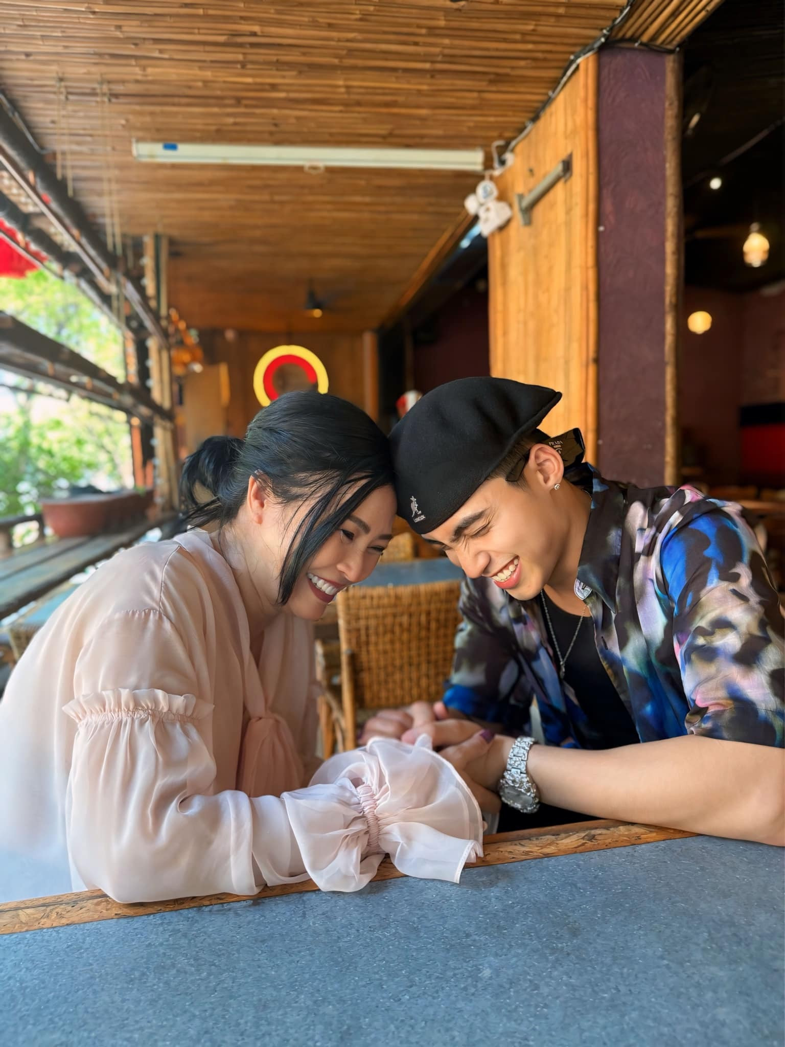 Sao Việt 15/4: Minh Hằng diện bikini khoe vóc dáng, Phương Thanh 'mê' Mono - 2