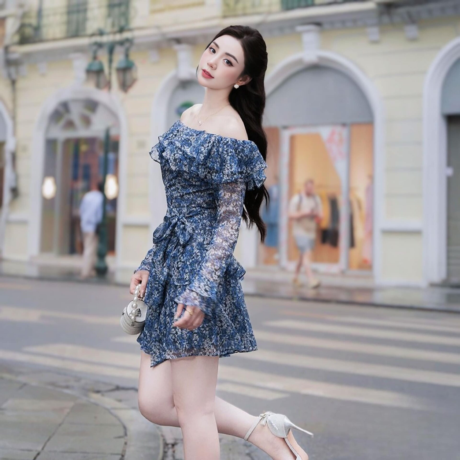 Sao Việt 15/4: Minh Hằng diện bikini khoe vóc dáng, Phương Thanh 'mê' Mono - 6