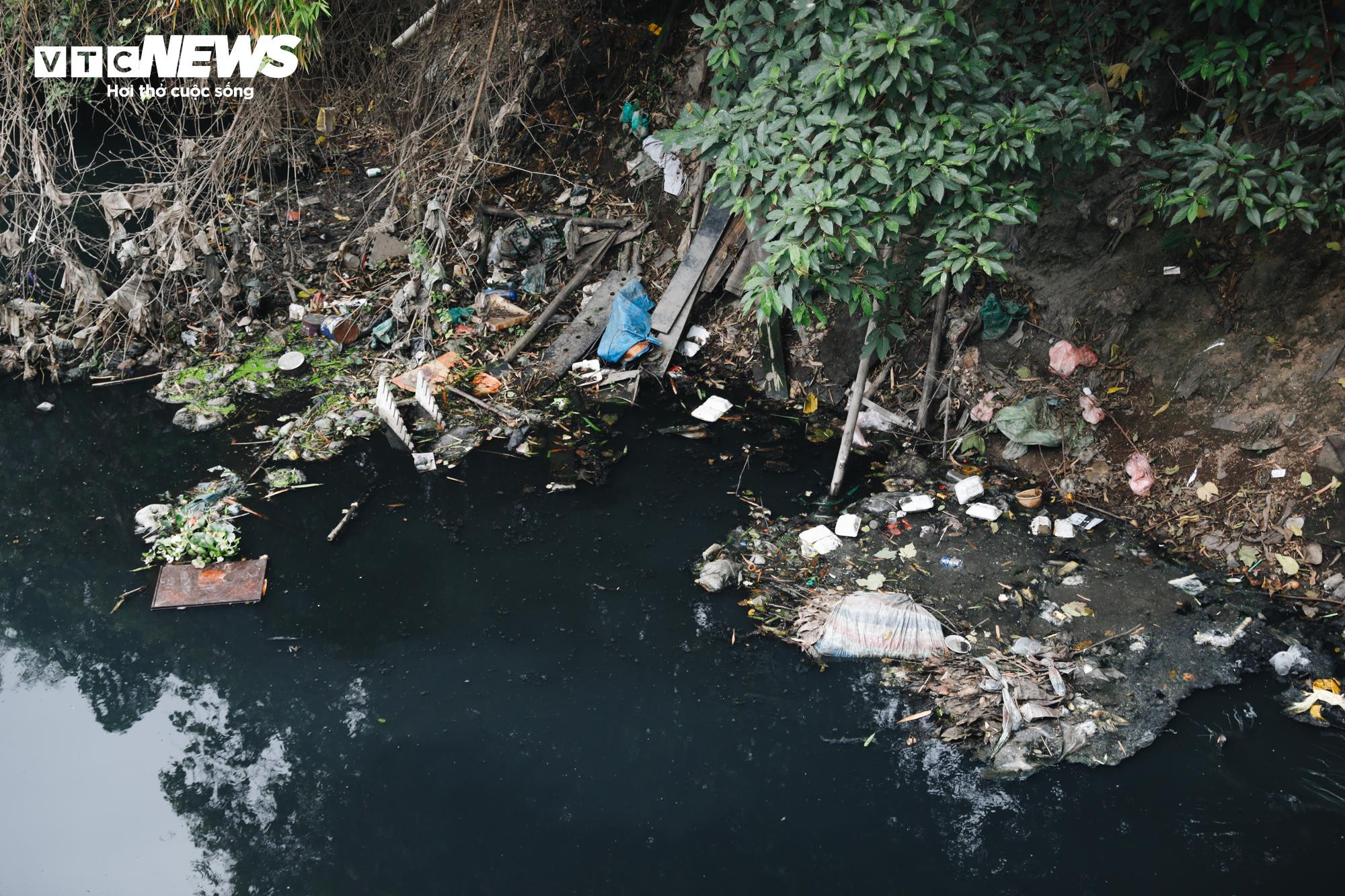 1km 40 họng xả thải, sông Tô Lịch thành cống nước đen lộ thiên - 19