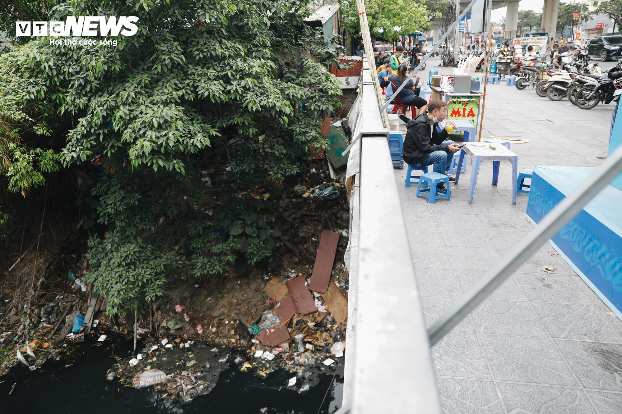 1km 40 họng xả thải, sông Tô Lịch thành cống nước đen lộ thiên - 20