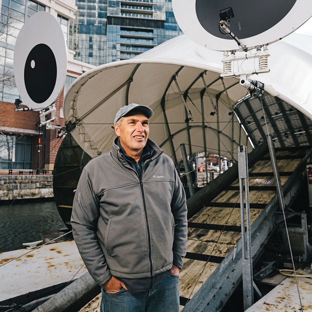 Dù vẫn đang giúp ích, John Kellett không muốn những dự án dọn dẹp rác sông tương tự như của mình là giải pháp trong dài hạn. (Ảnh: Baltimore Magazine)