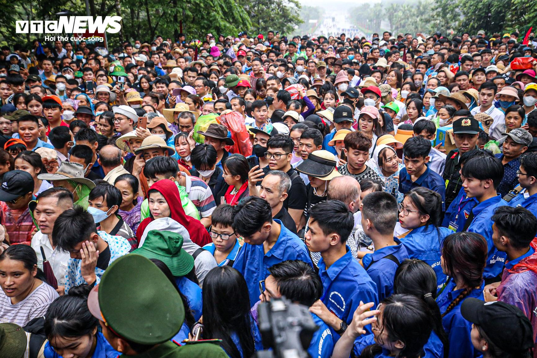 Trẻ em mệt bơ phờ, theo chân bố mẹ vượt biển người đi lễ hội Đền Hùng - 4