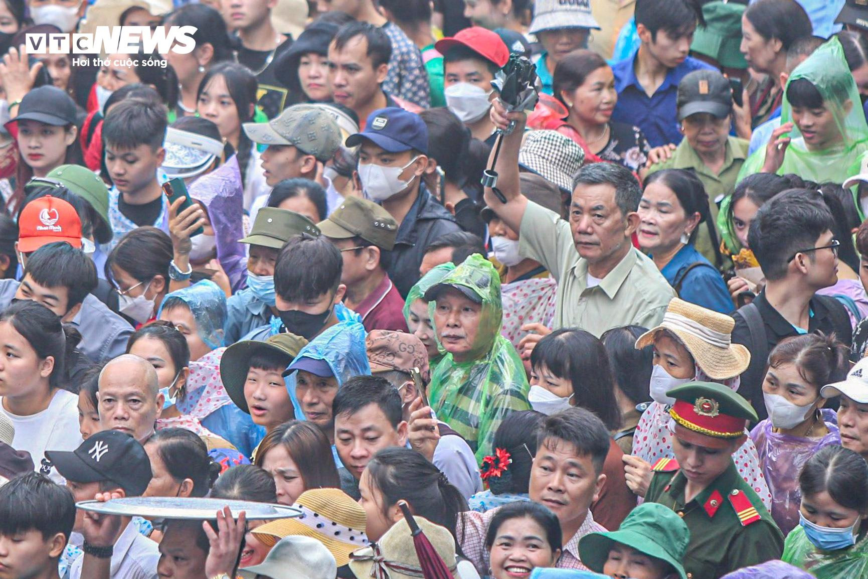 Trẻ em mệt bơ phờ, theo chân bố mẹ vượt biển người đi lễ hội Đền Hùng - 8