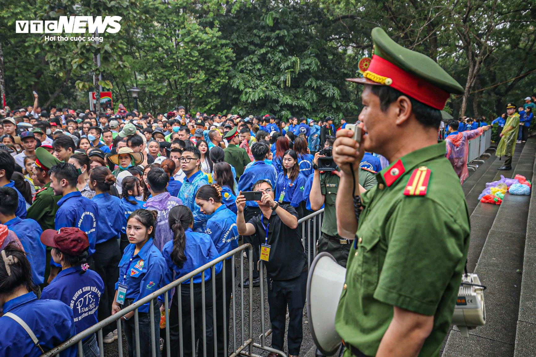 Trẻ em mệt bơ phờ, theo chân bố mẹ vượt biển người đi lễ hội Đền Hùng - 11