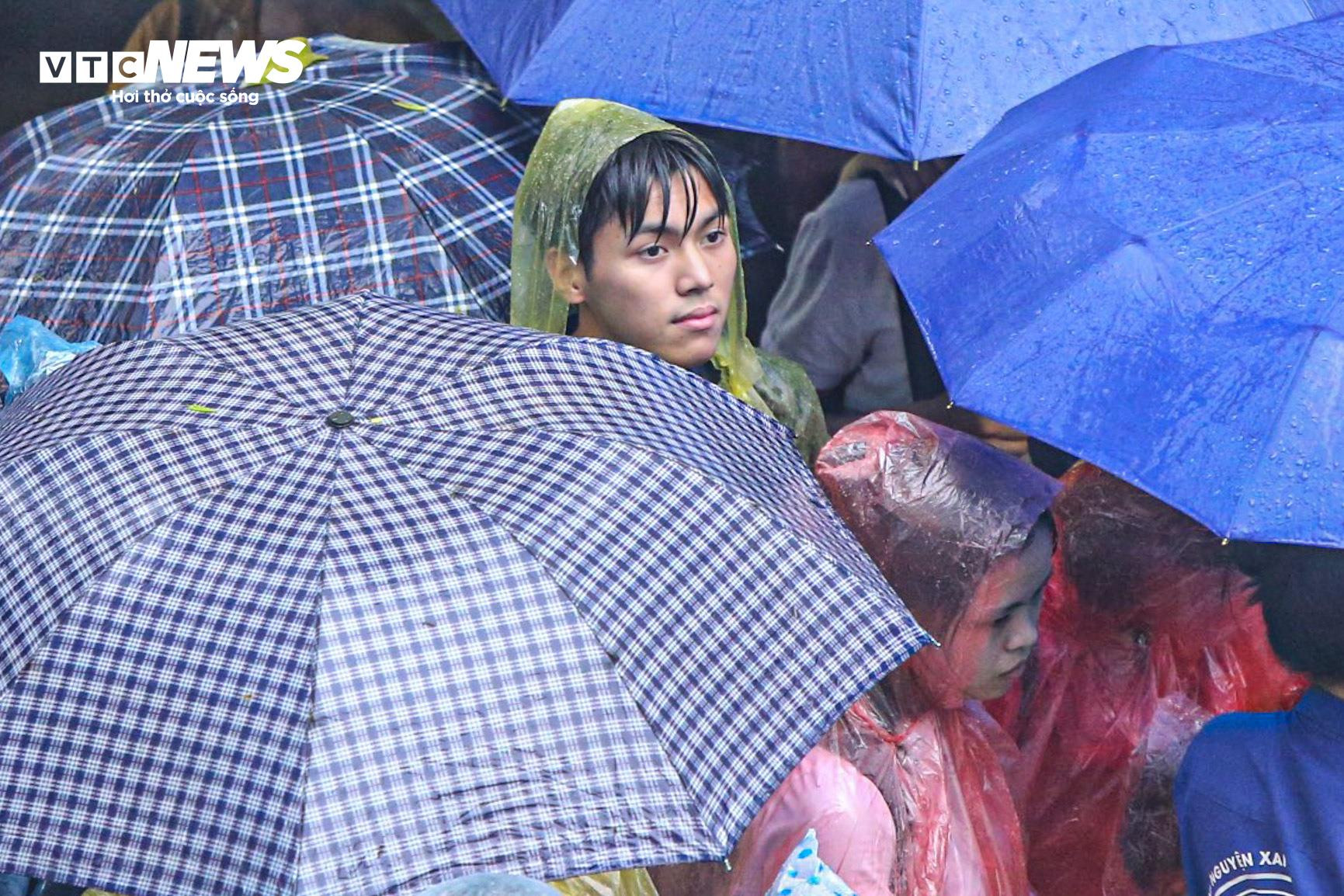 Trẻ em mệt bơ phờ, theo chân bố mẹ vượt biển người đi lễ hội Đền Hùng - 7