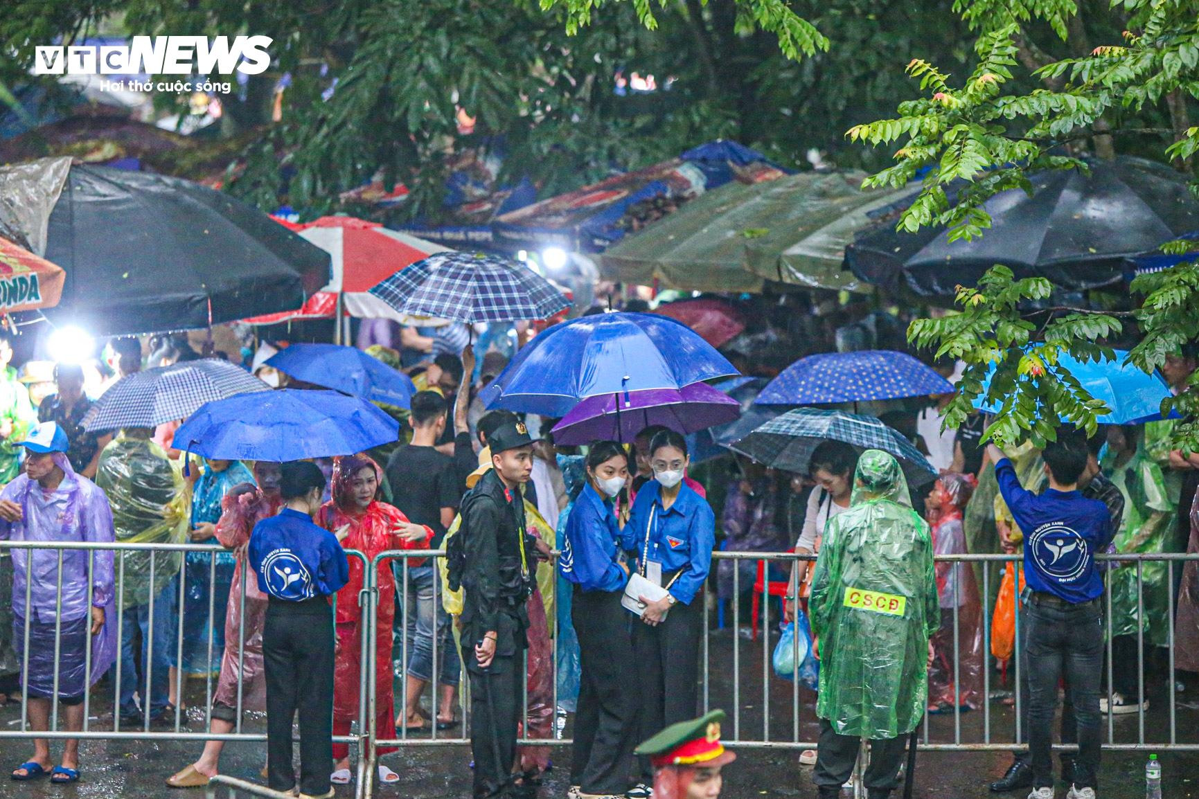 Trẻ em mệt bơ phờ, theo chân bố mẹ vượt biển người đi lễ hội Đền Hùng - 14