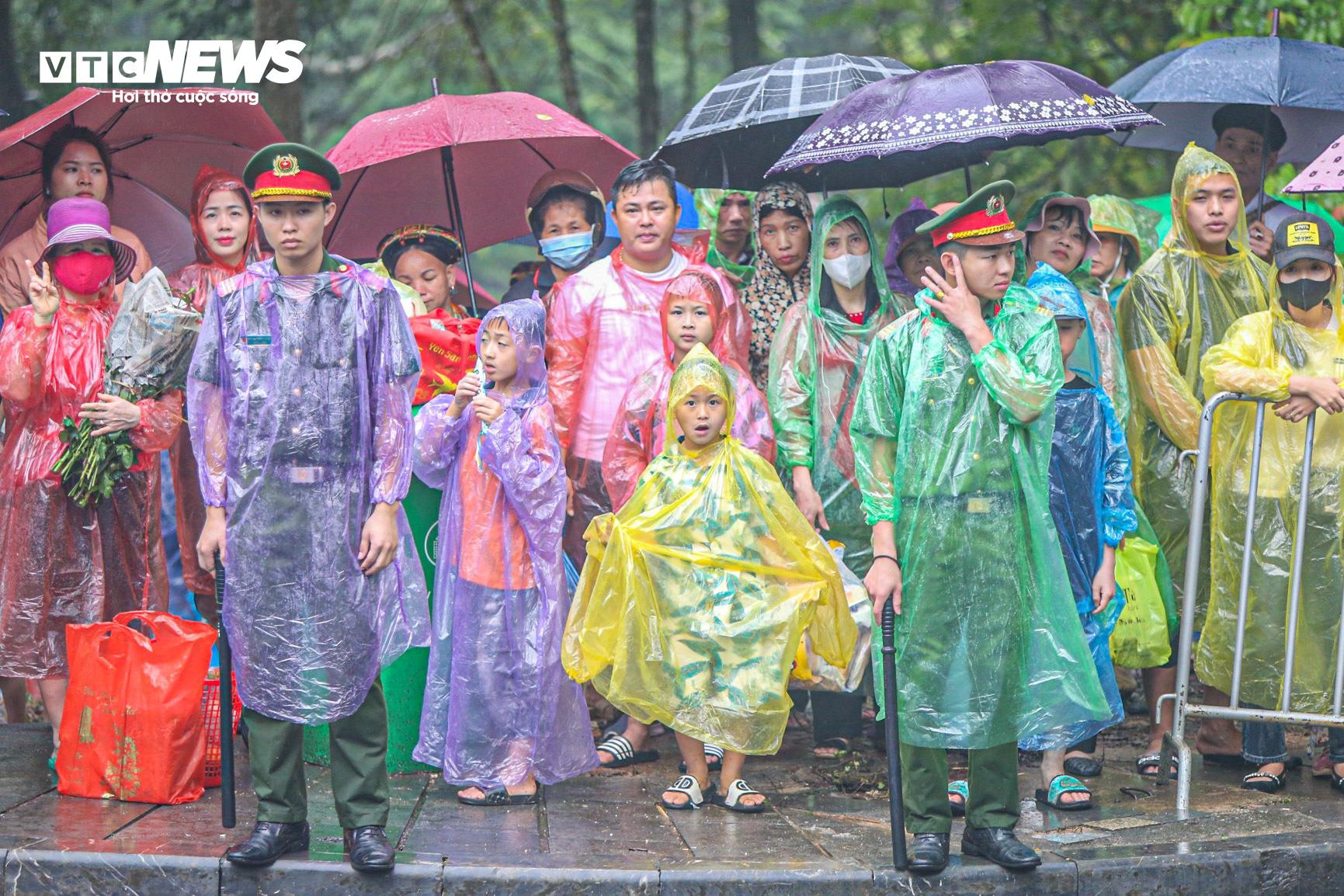 Trẻ em mệt bơ phờ, theo chân bố mẹ vượt biển người đi lễ hội Đền Hùng - 10