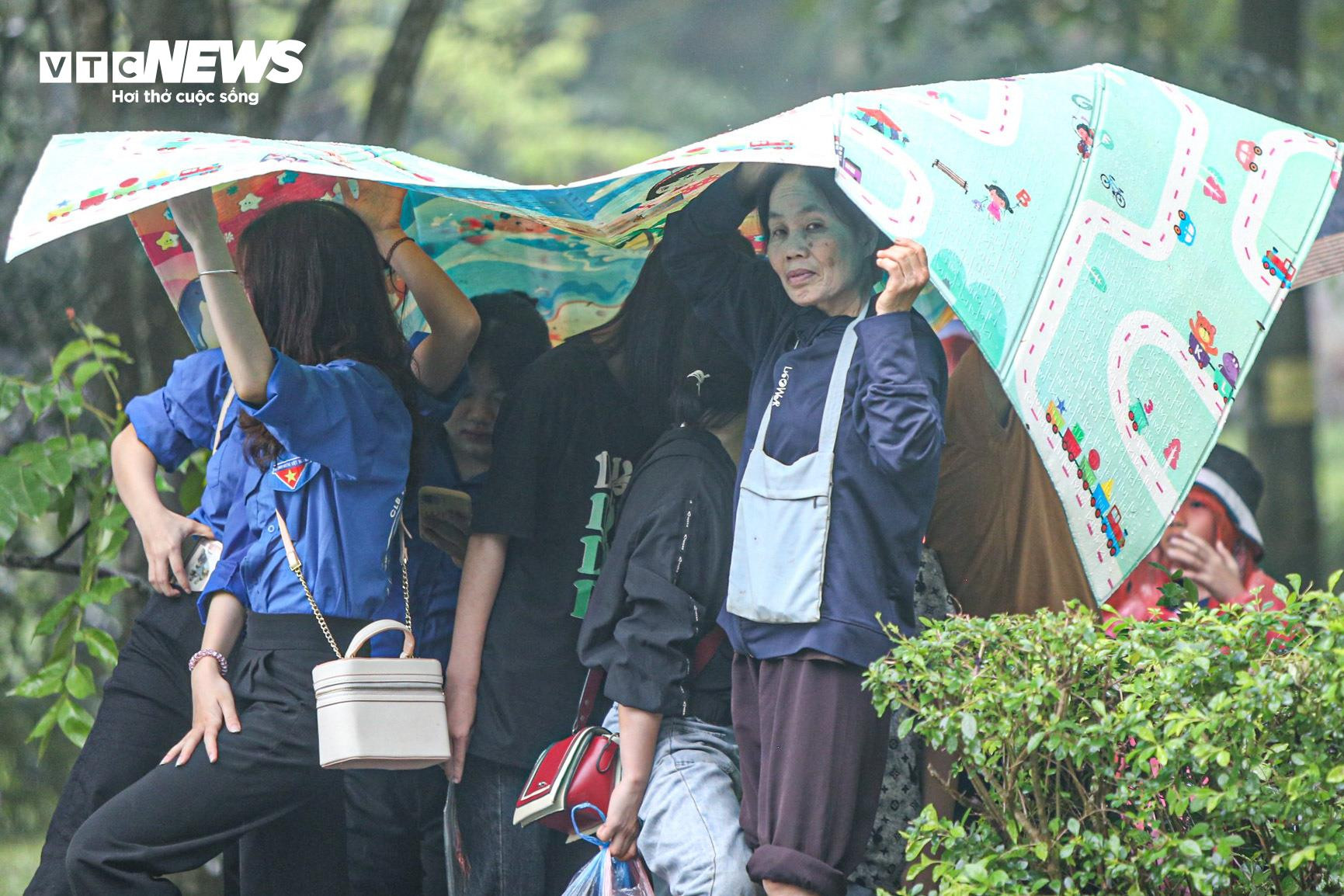 Trẻ em mệt bơ phờ, theo chân bố mẹ vượt biển người đi lễ hội Đền Hùng - 9