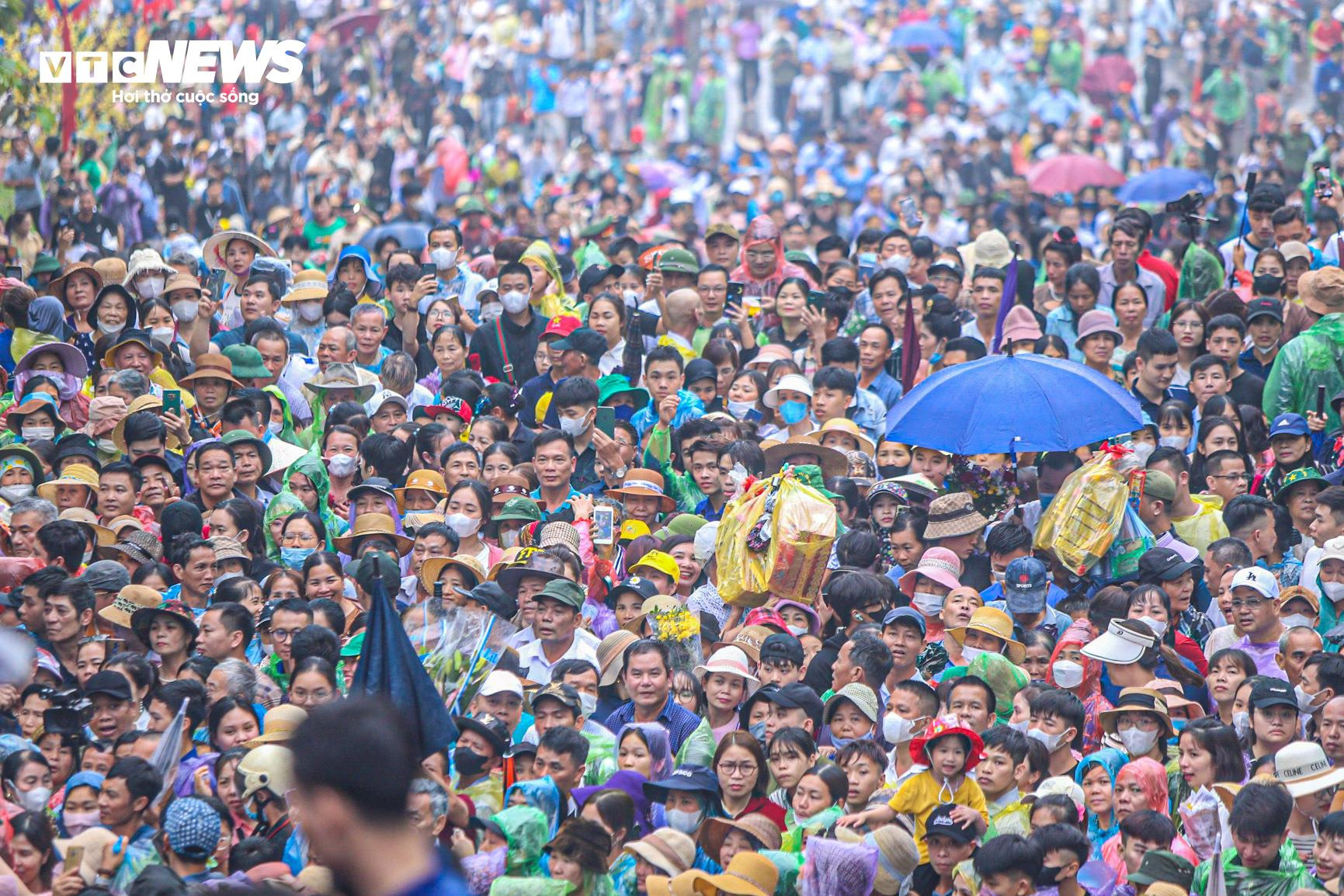 Trẻ em mệt bơ phờ, theo chân bố mẹ vượt biển người đi lễ hội Đền Hùng - 3