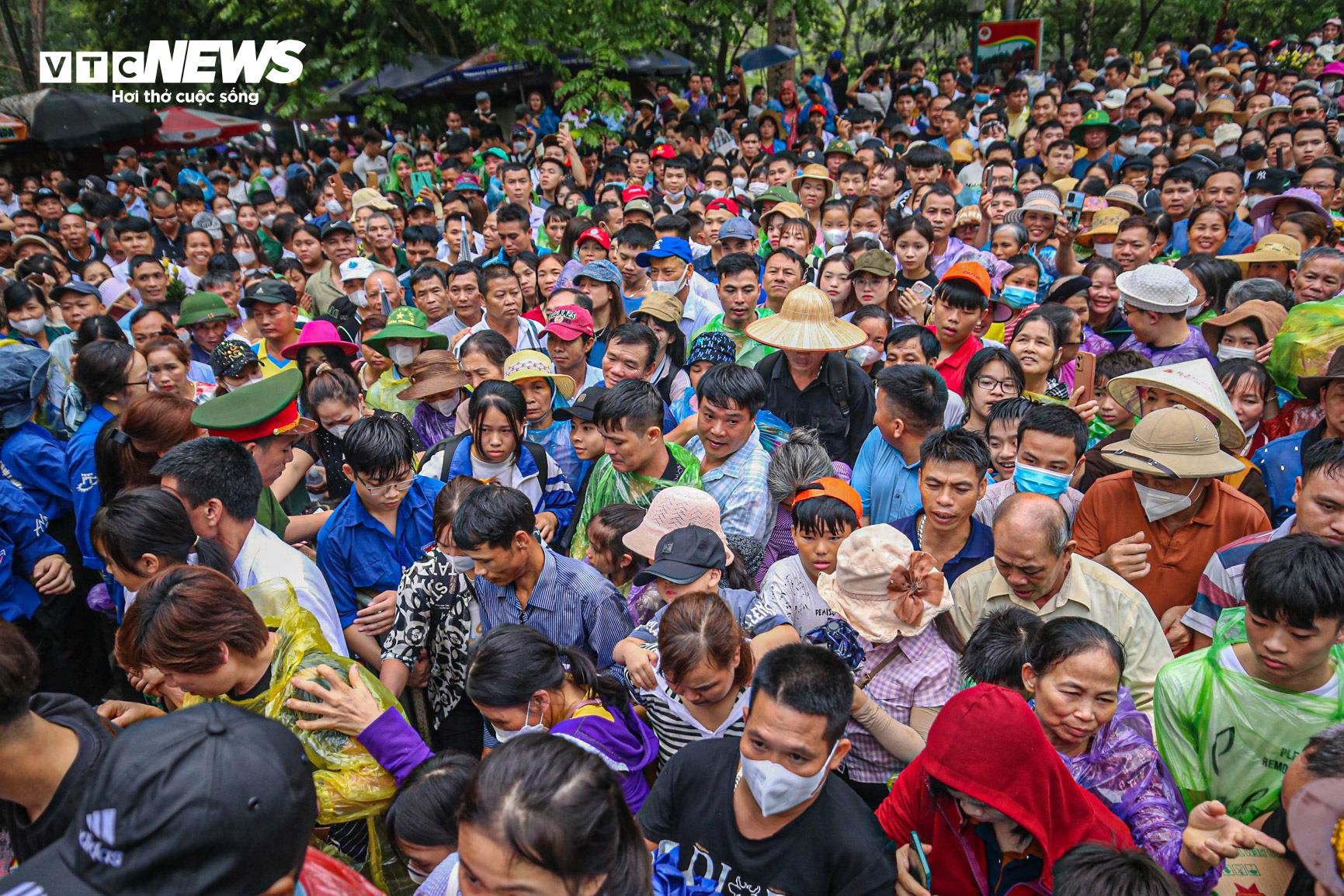 Trẻ em mệt bơ phờ, theo chân bố mẹ vượt biển người đi lễ hội Đền Hùng - 12