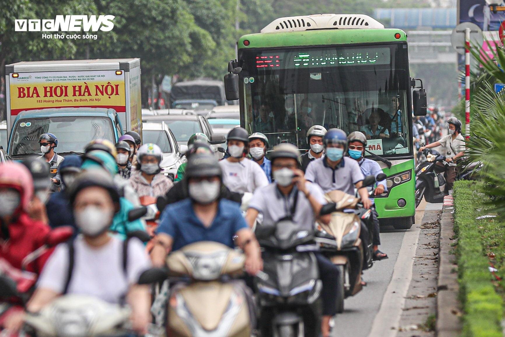Bị cướp làn đường, buýt nhanh BRT chôn chân trên phố Hà Nội - 5