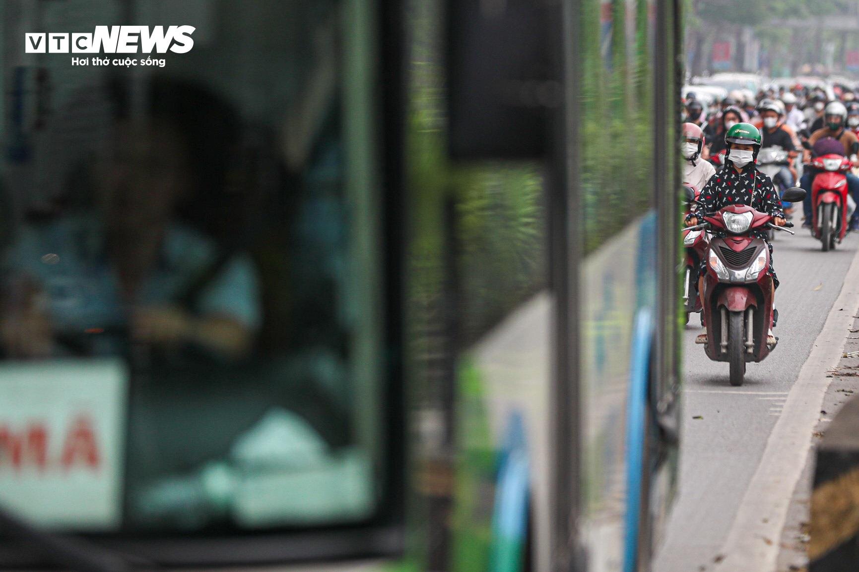 Bị cướp làn đường, buýt nhanh BRT chôn chân trên phố Hà Nội - 11