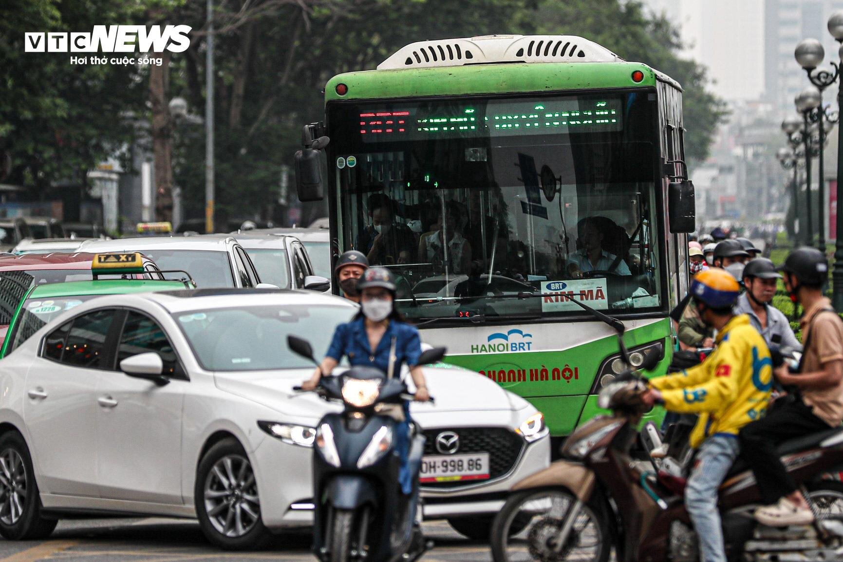 Bị cướp làn đường, buýt nhanh BRT chôn chân trên phố Hà Nội - 7