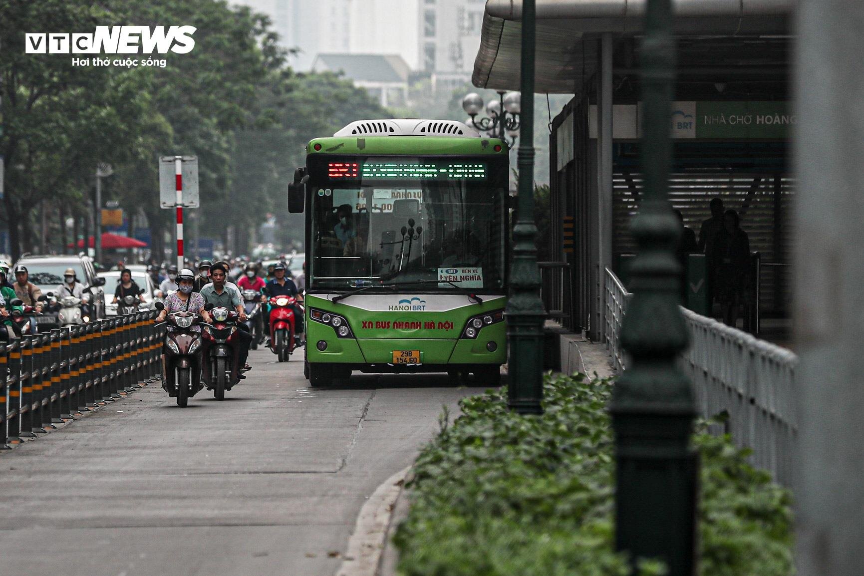 Bị cướp làn đường, buýt nhanh BRT chôn chân trên phố Hà Nội - 8