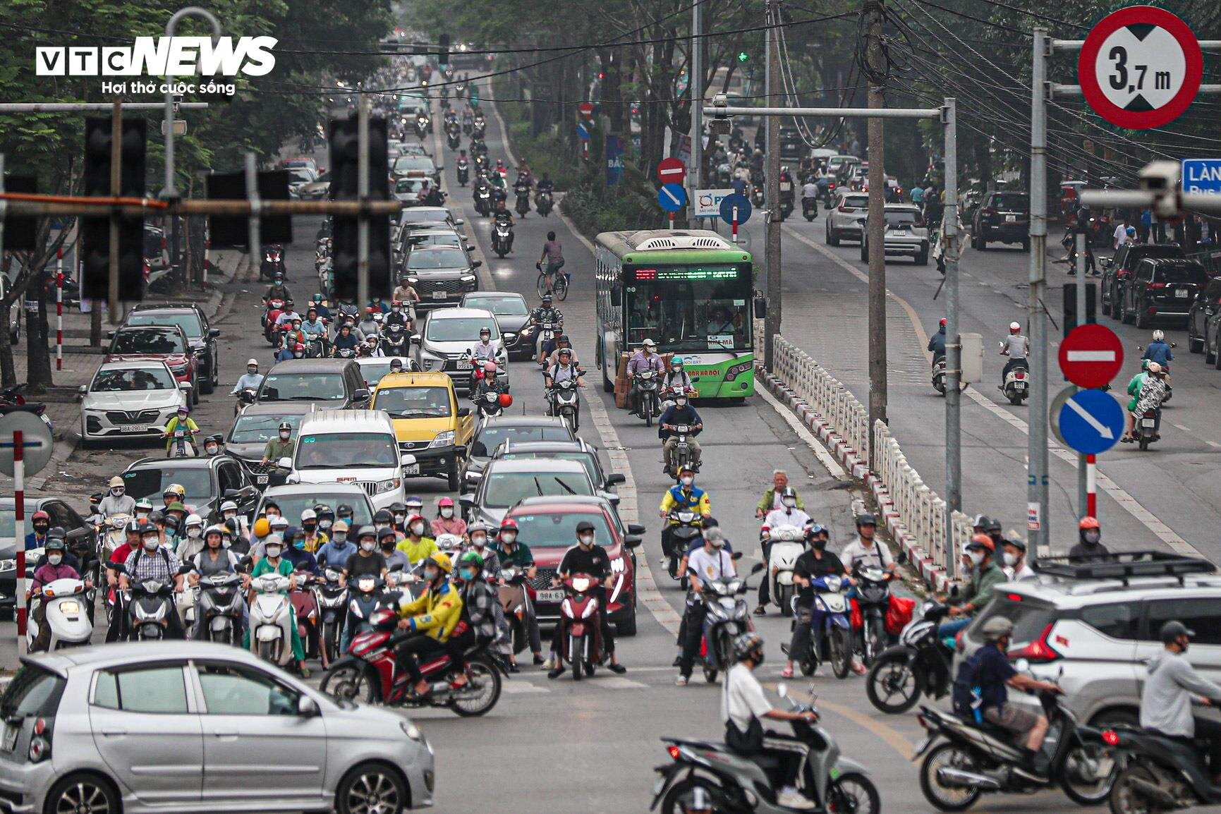 Bị cướp làn đường, buýt nhanh BRT chôn chân trên phố Hà Nội - 6