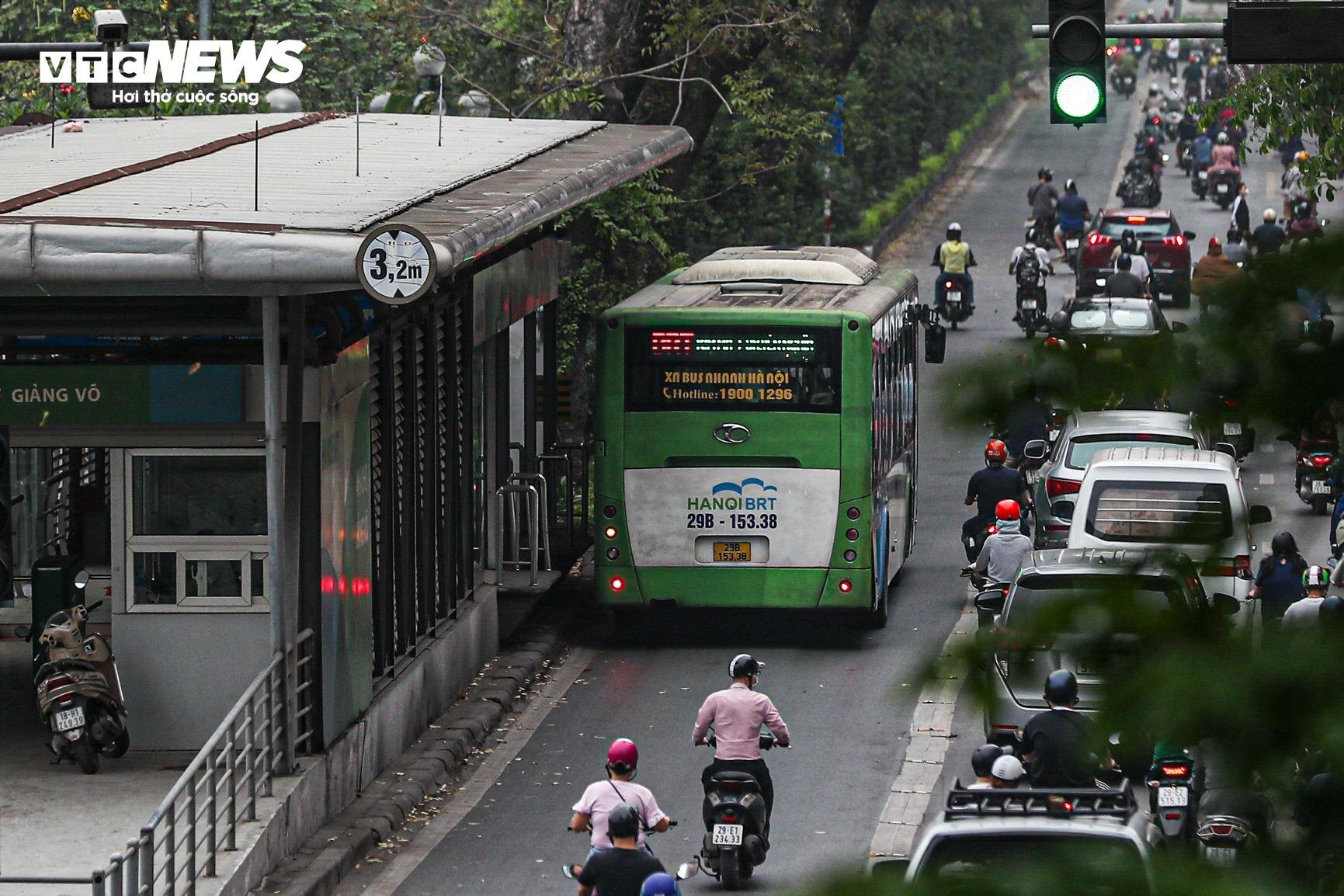 Bị cướp làn đường, buýt nhanh BRT chôn chân trên phố Hà Nội - 12