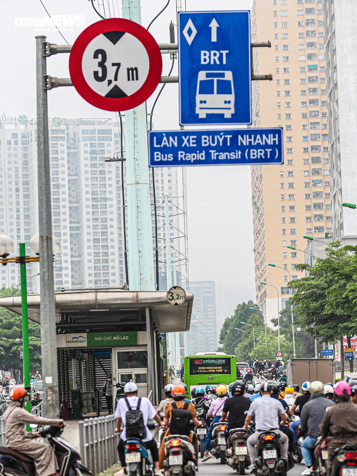 Bị cướp làn đường, buýt nhanh BRT chôn chân trên phố Hà Nội - 3