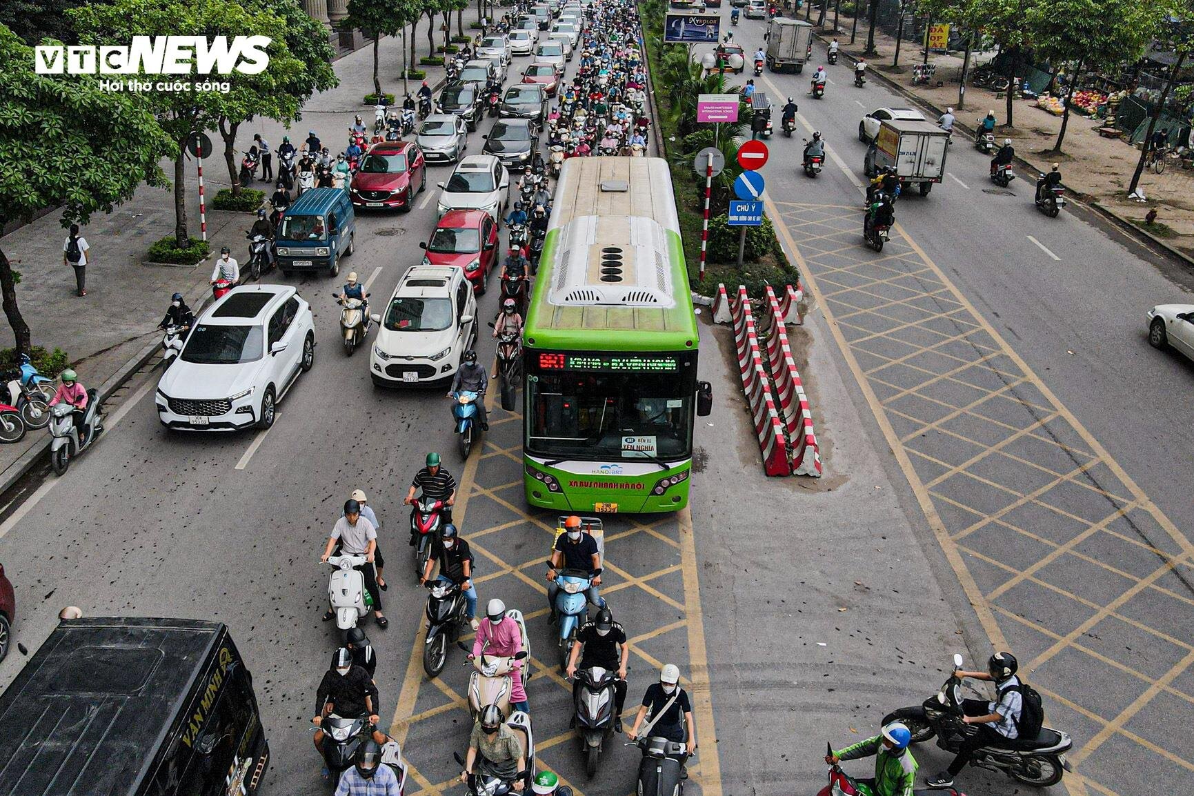 Bị cướp làn đường, buýt nhanh BRT chôn chân trên phố Hà Nội - 2