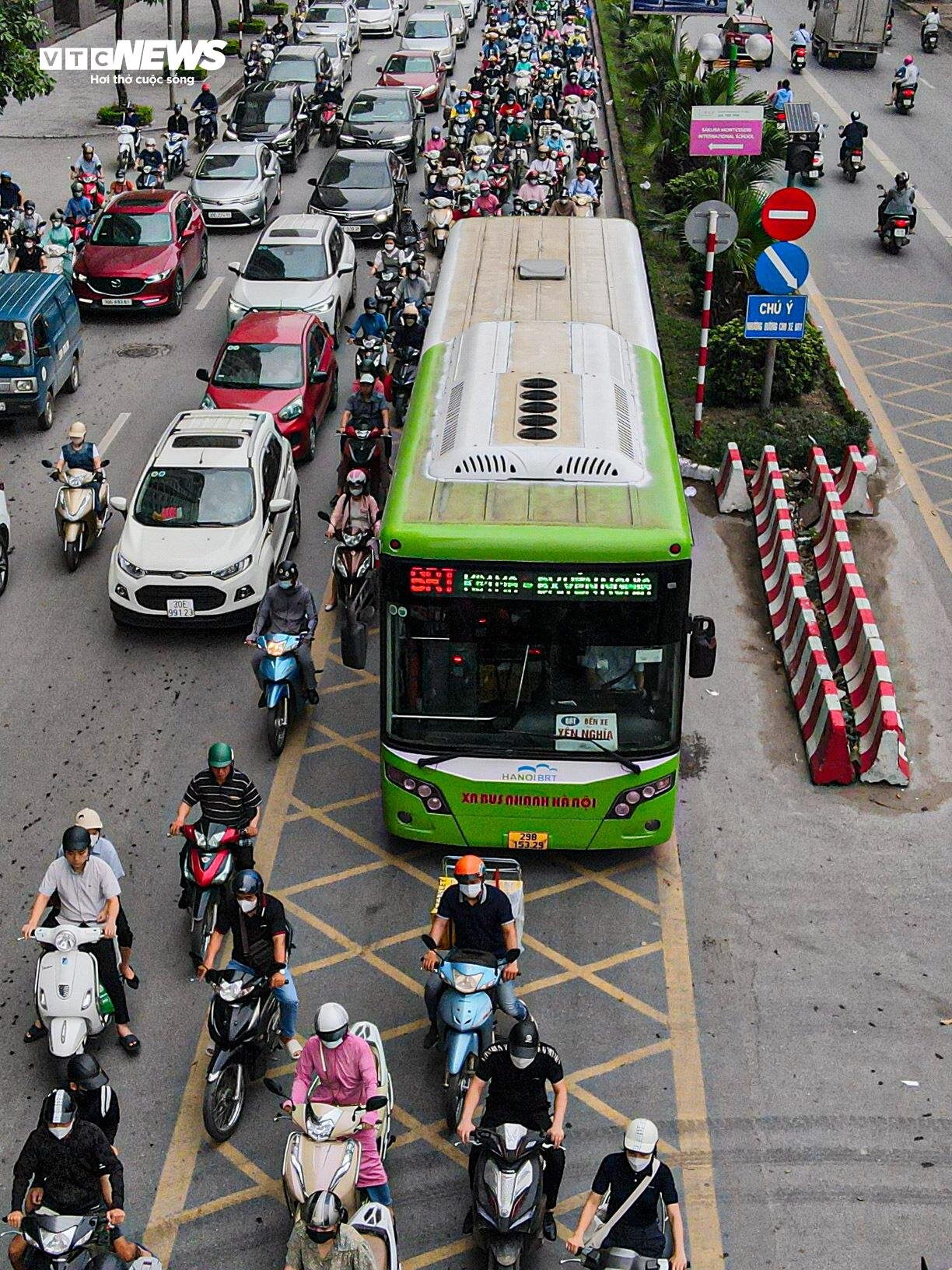Bị cướp làn đường, buýt nhanh BRT chôn chân trên phố Hà Nội - 4