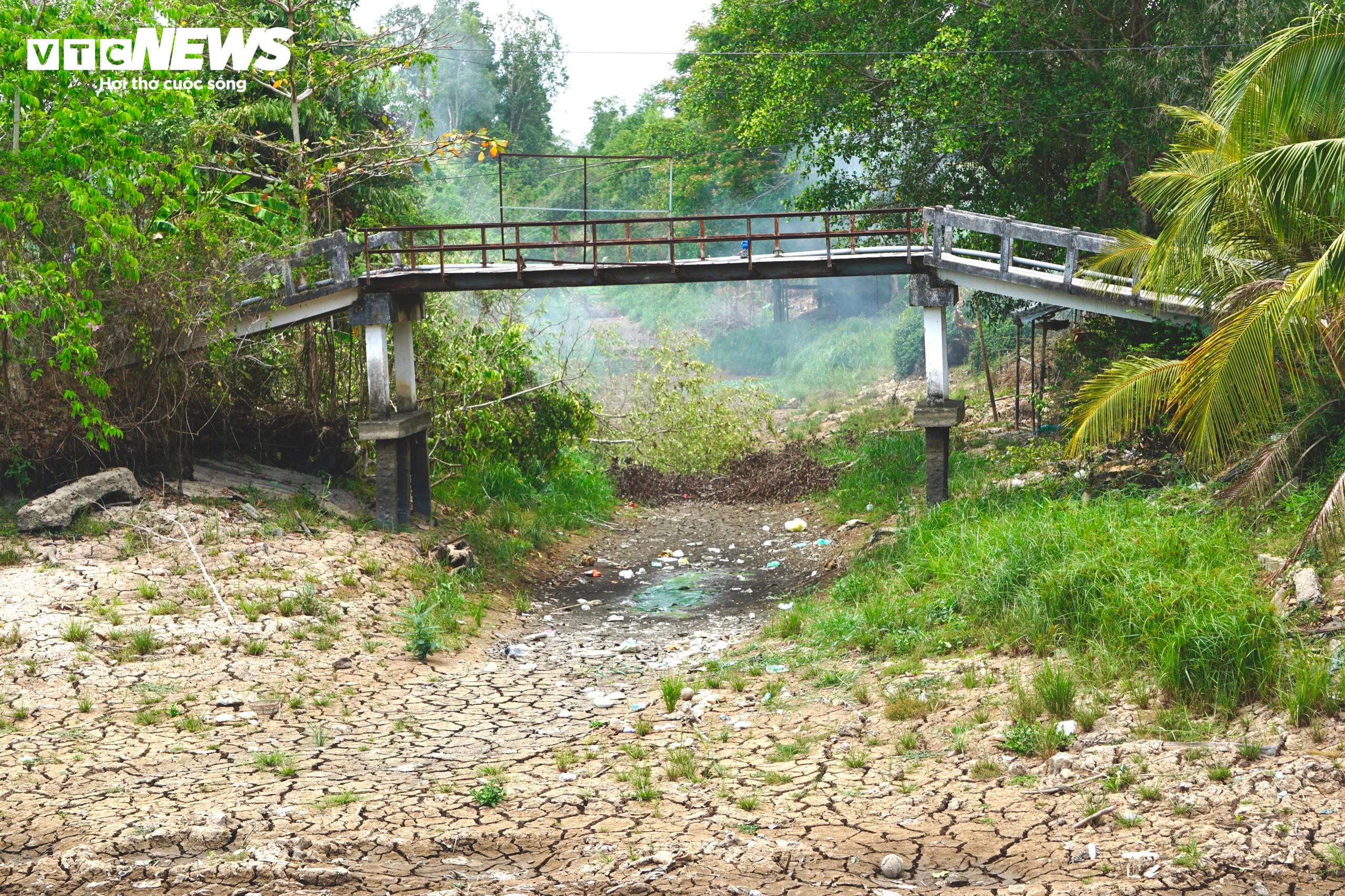 Kênh, rạch cạn khô, đường nứt toác giữa tâm vùng hạn mặn Cà Mau - 2