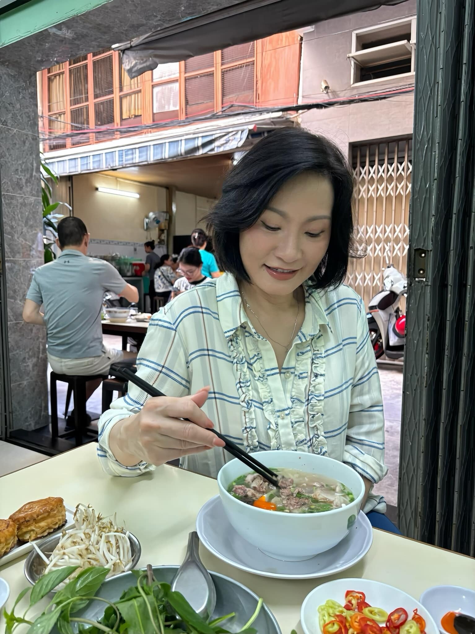 Sao Việt 22/4: Nhã Phương tặng quà đặc biệt cho chồng, MC Hoàng Oanh gợi cảm - 5