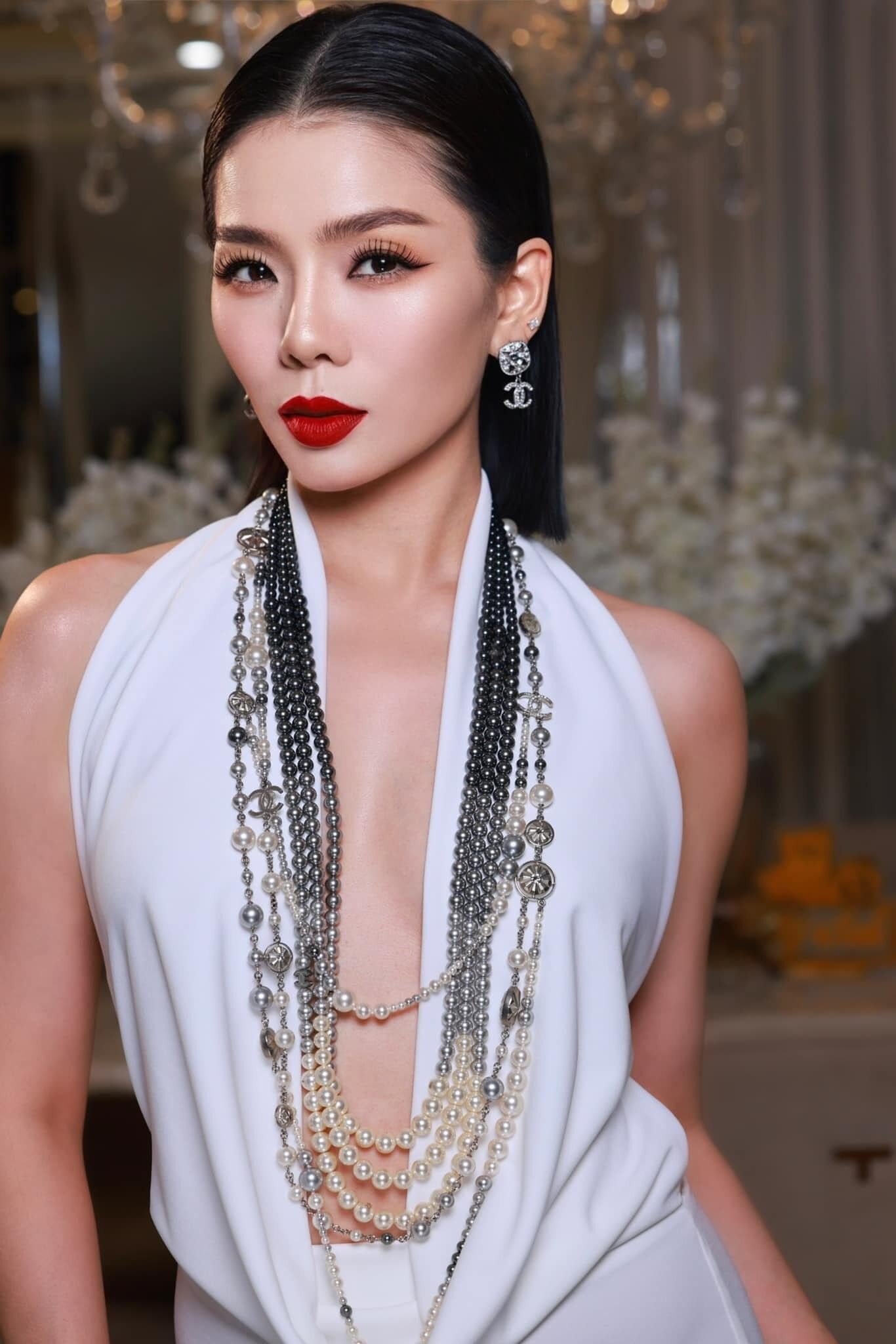 Sao Việt 22/4: Nhã Phương tặng quà đặc biệt cho chồng, MC Hoàng Oanh gợi cảm - 8