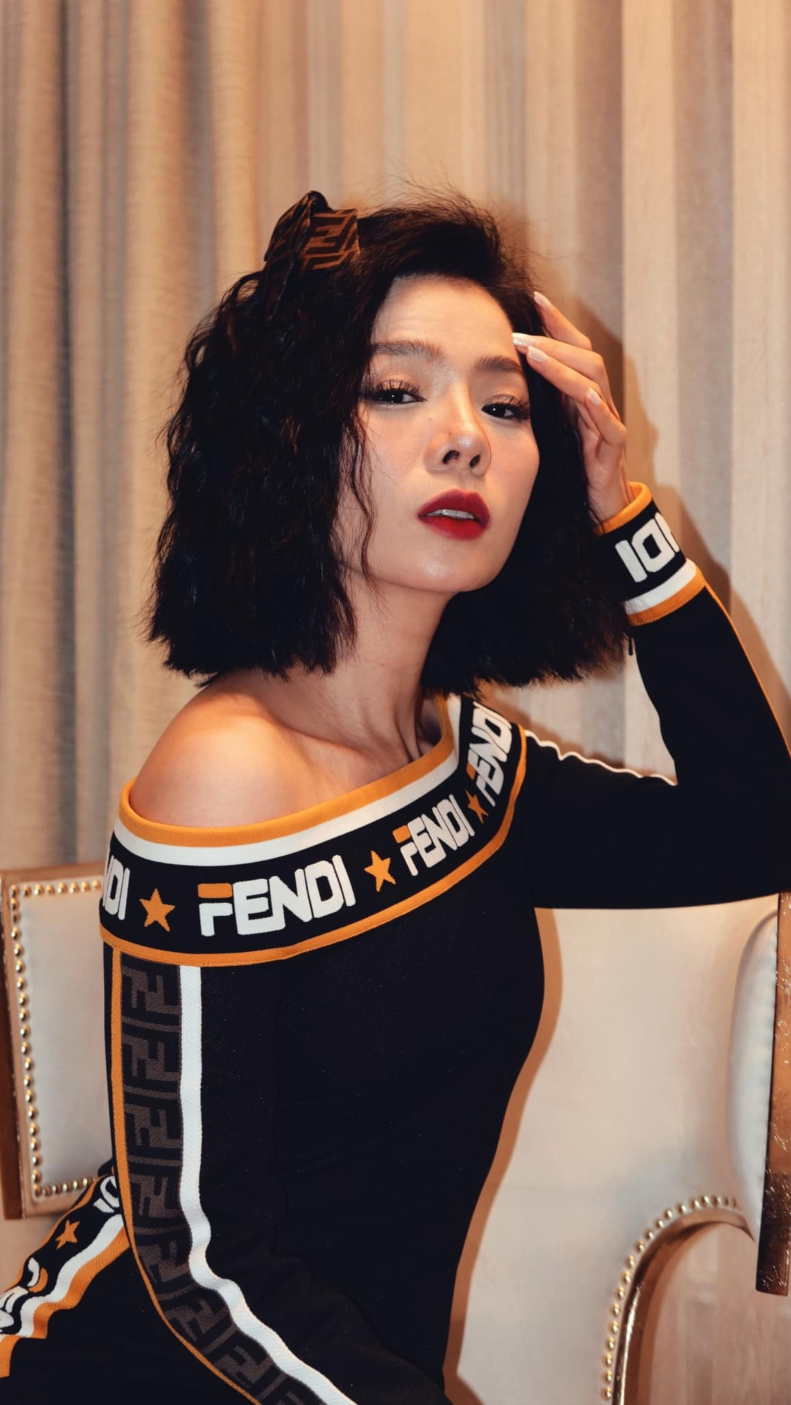 Sao Việt 21/4: Lệ Quyên khoe 'cây' đồ hiệu, Phương Mỹ Chi khoe quà fan tặng - 1