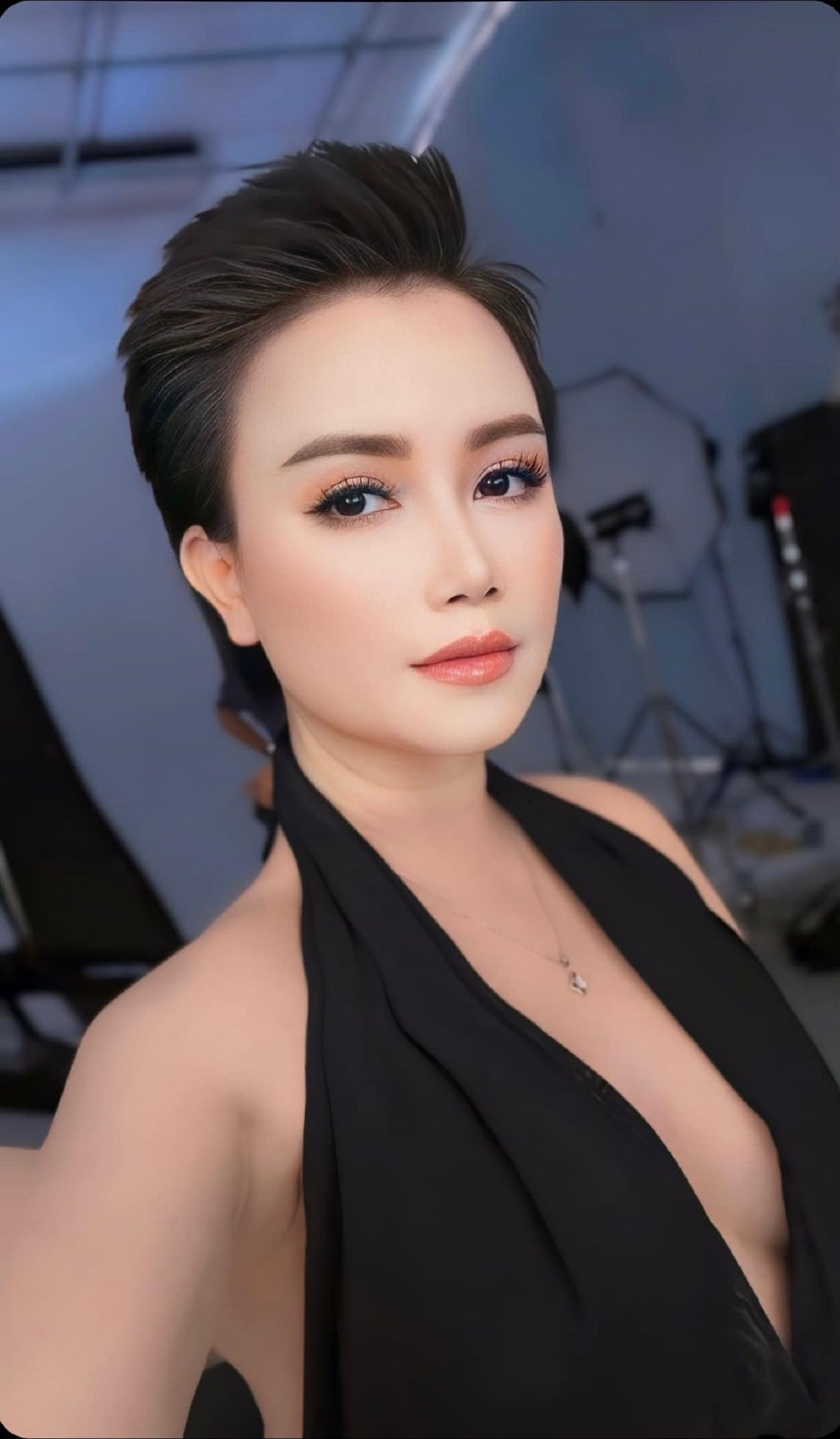 Sao Việt 21/4: Lệ Quyên khoe 'cây' đồ hiệu, Phương Mỹ Chi khoe quà fan tặng - 4