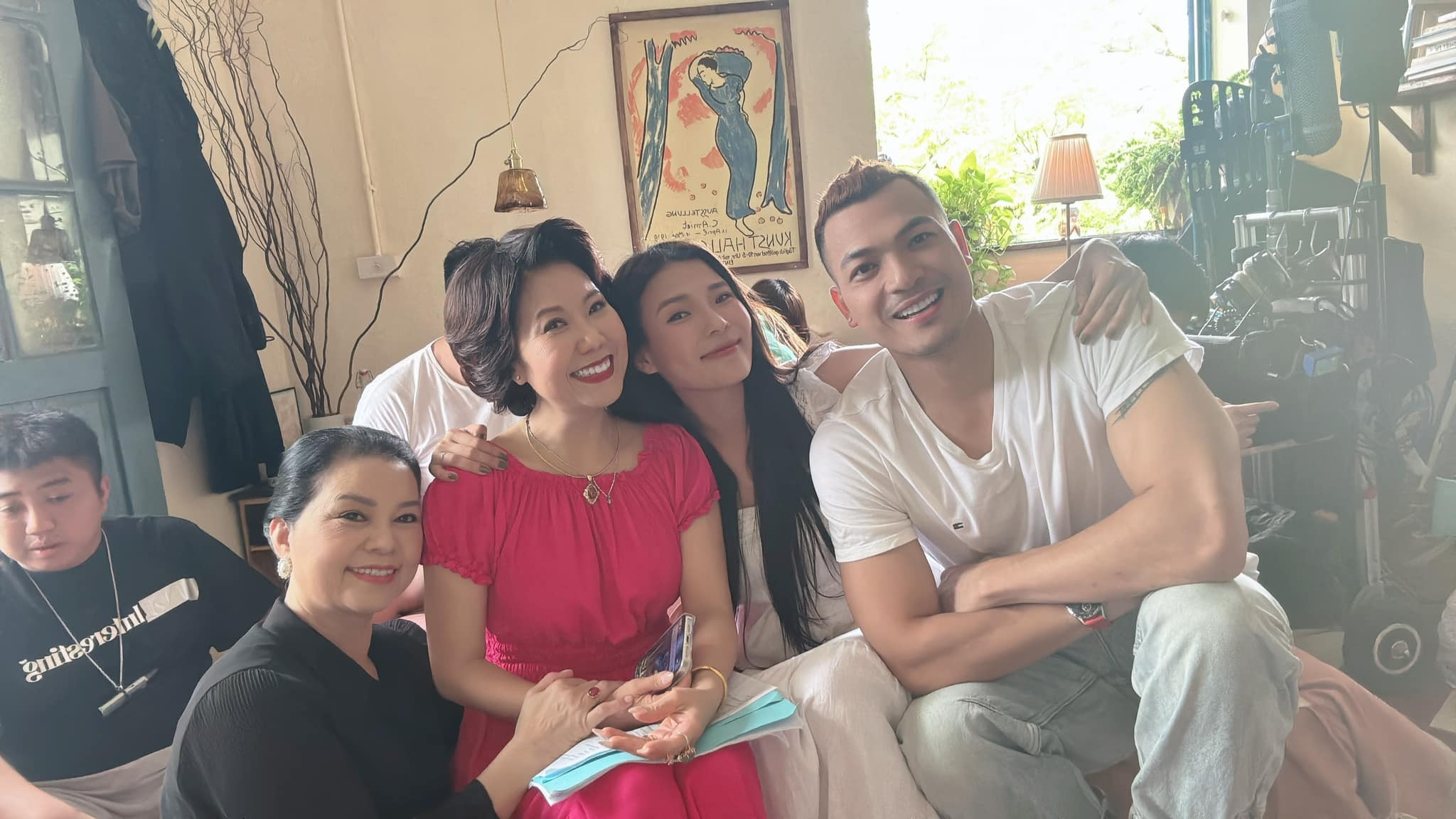 Sao Việt 21/4: Lệ Quyên khoe 'cây' đồ hiệu, Phương Mỹ Chi khoe quà fan tặng - 3