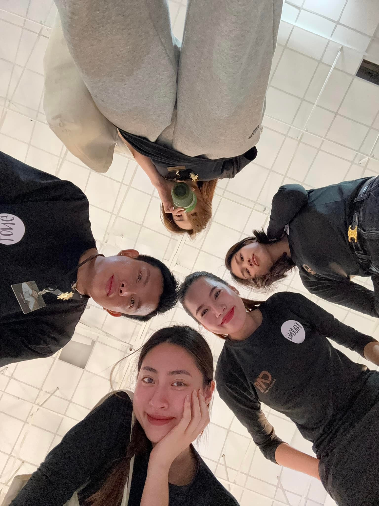 Sao Việt 21/4: Lệ Quyên khoe 'cây' đồ hiệu, Phương Mỹ Chi khoe quà fan tặng - 8