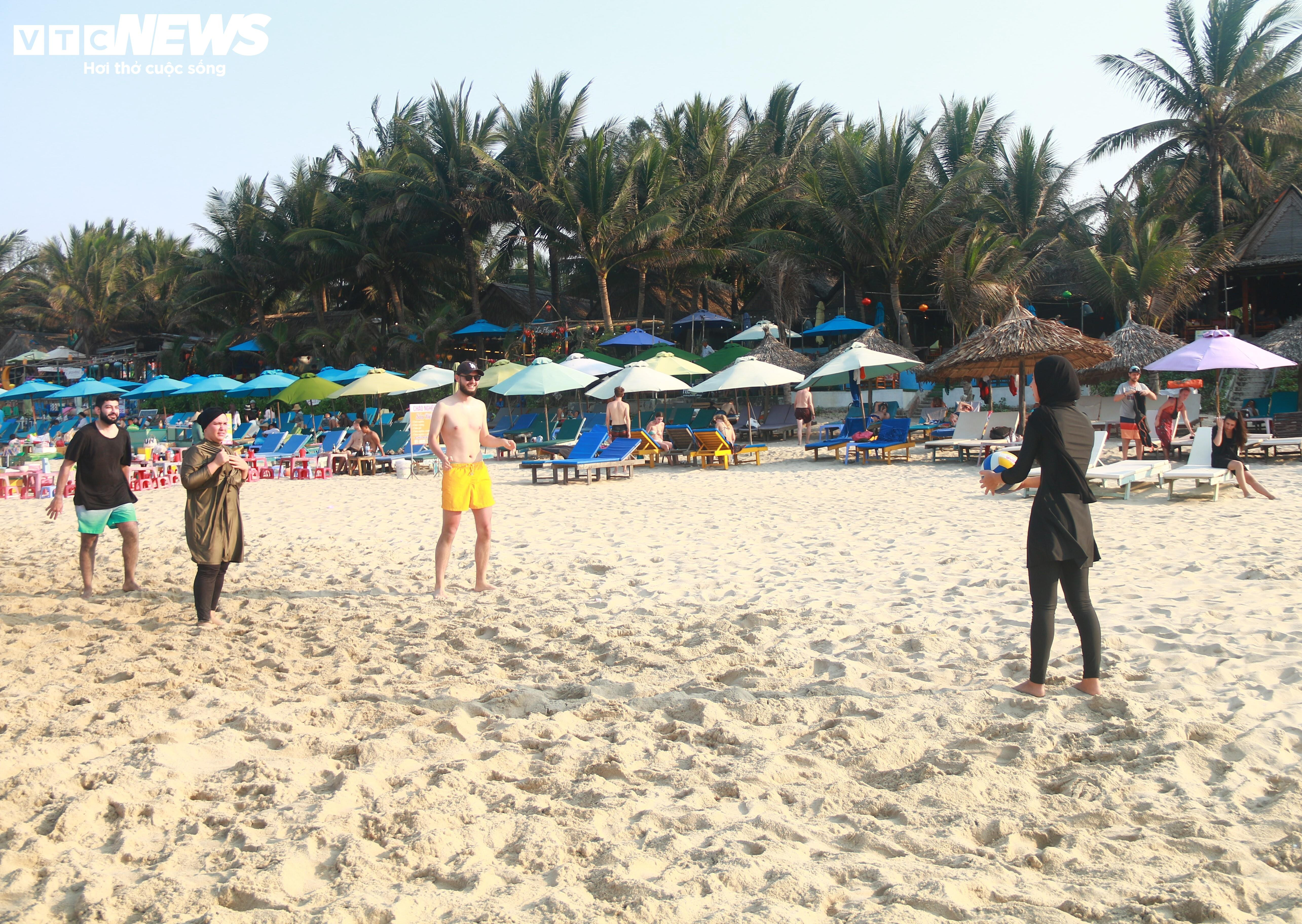 Nắng nóng gay gắt, du khách nước ngoài đổ ra bãi biển đẹp nhất châu Á giải nhiệt - 8