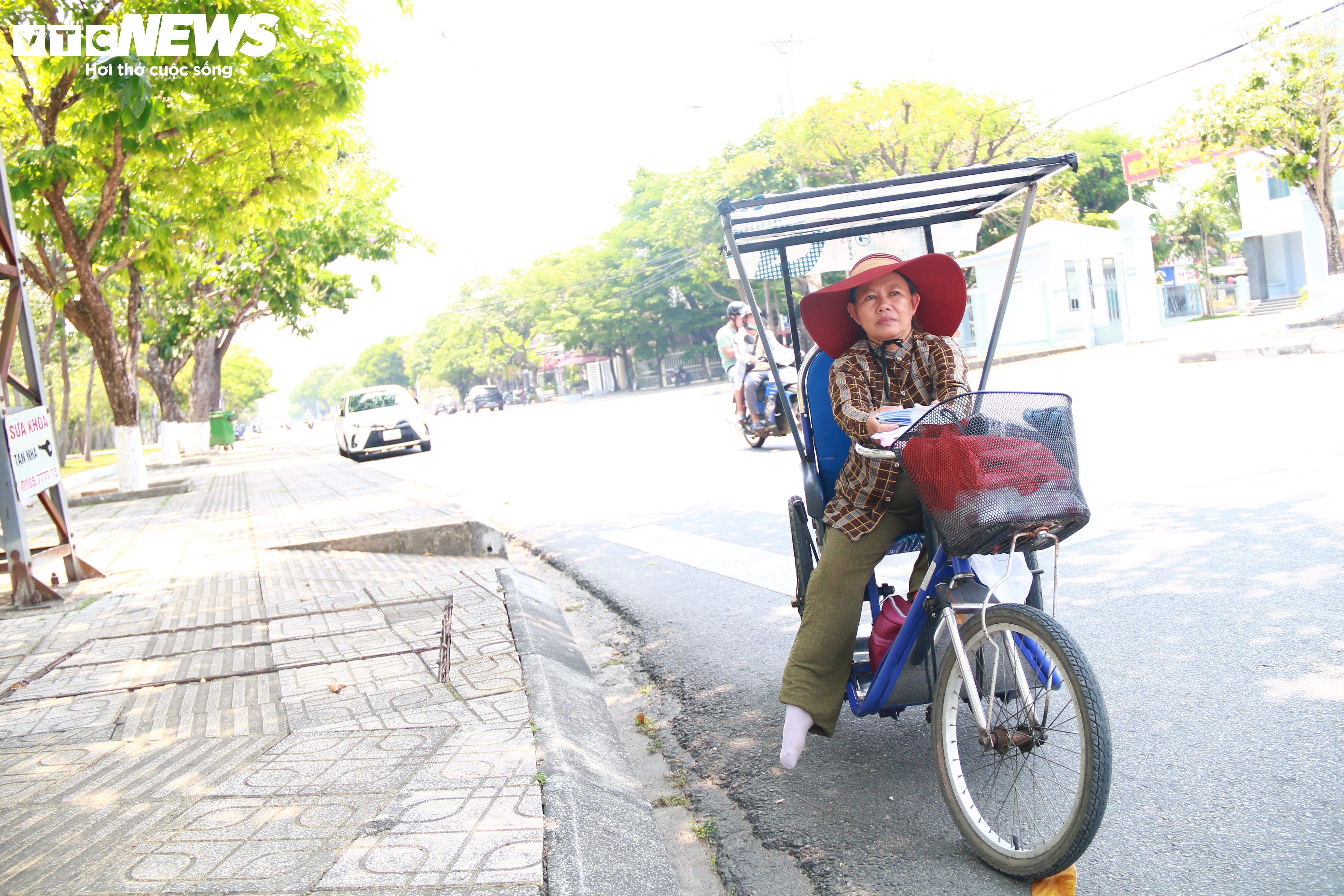 Người lao động 'đổ mồ hôi, sôi nước mắt', vất vả mưu sinh dưới nắng như đổ lửa - 2