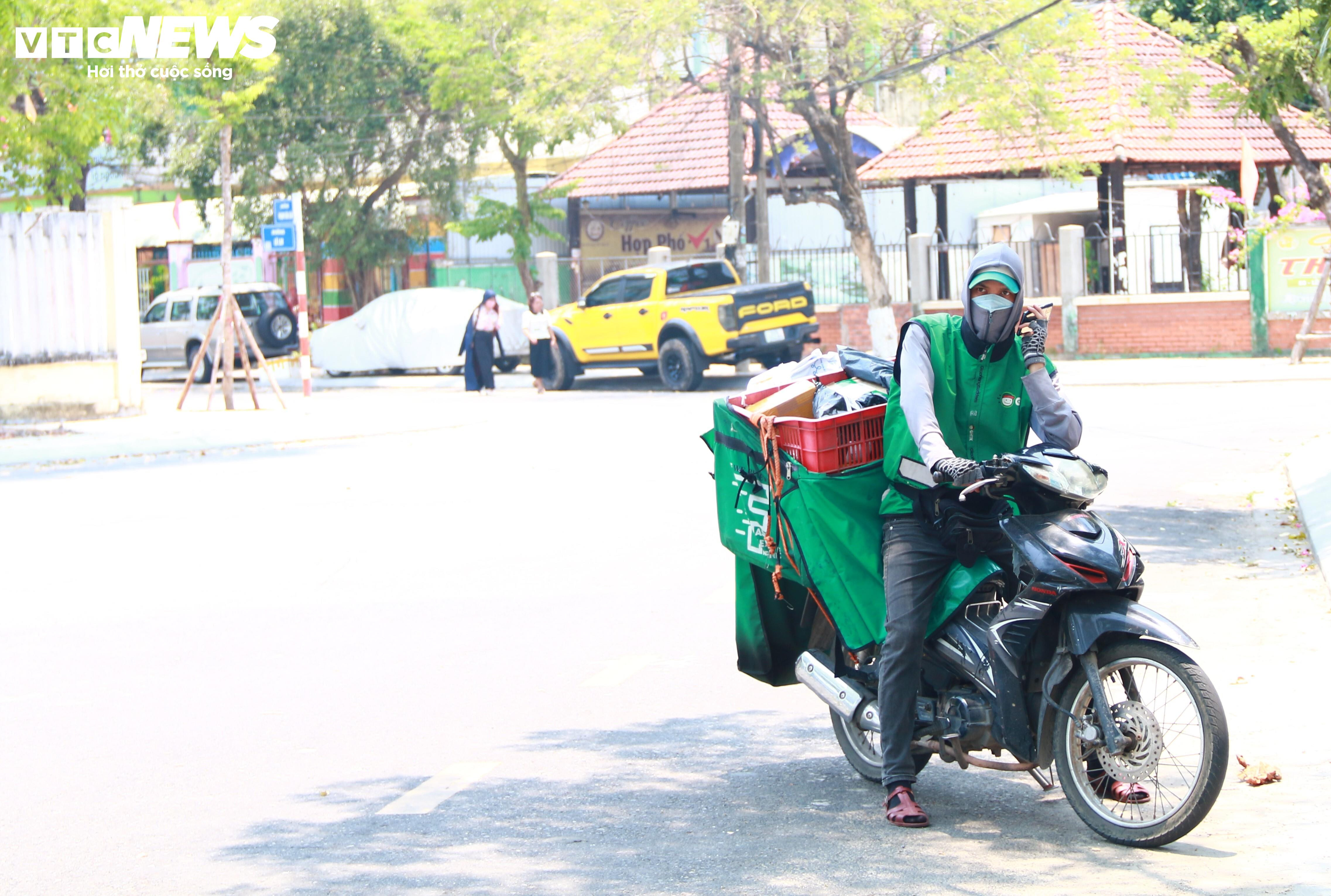 Người lao động 'đổ mồ hôi, sôi nước mắt', vất vả mưu sinh dưới nắng như đổ lửa - 5