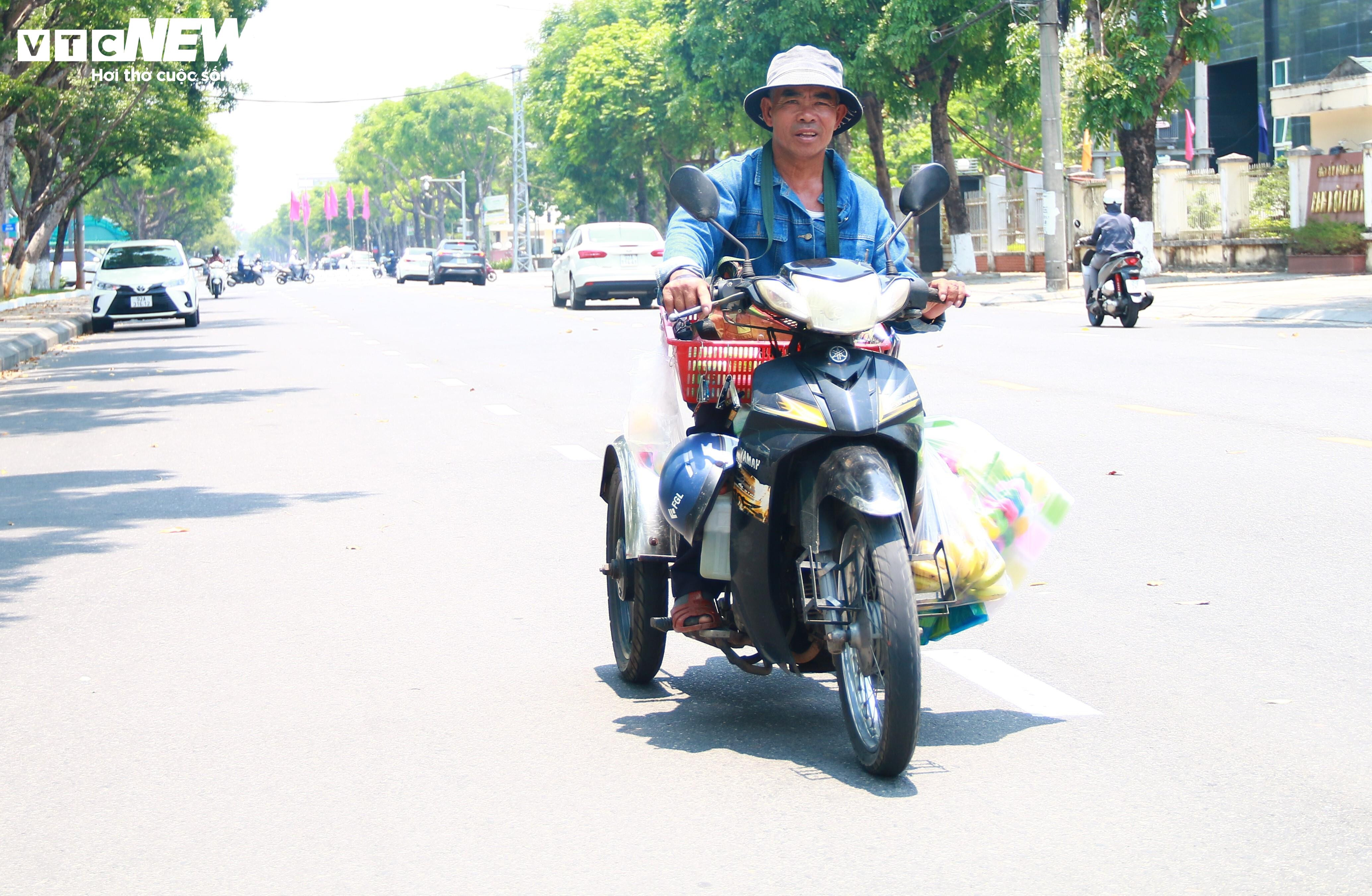 Người lao động 'đổ mồ hôi, sôi nước mắt', vất vả mưu sinh dưới nắng như đổ lửa - 4