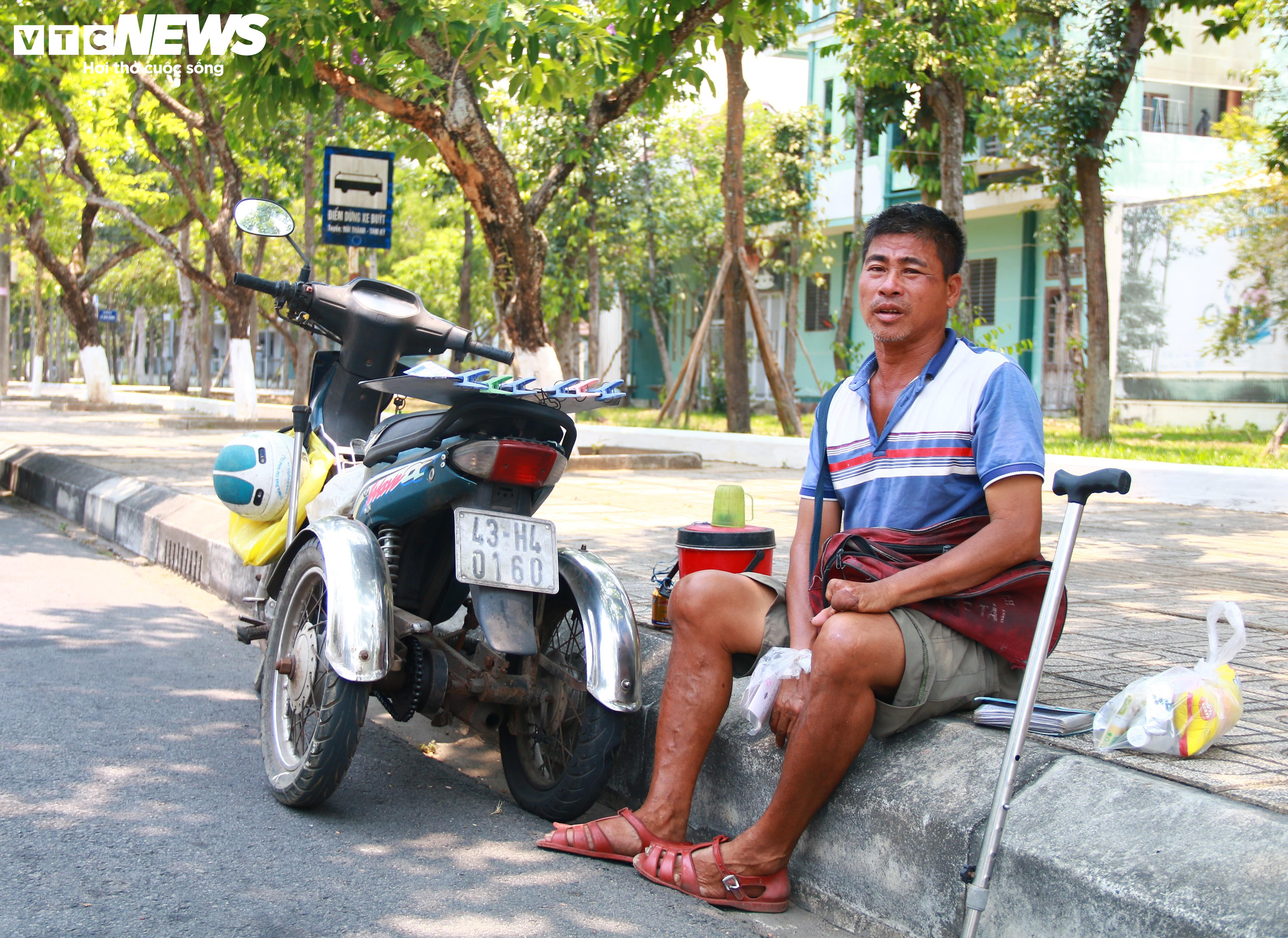 Người lao động 'đổ mồ hôi, sôi nước mắt', vất vả mưu sinh dưới nắng như đổ lửa - 3