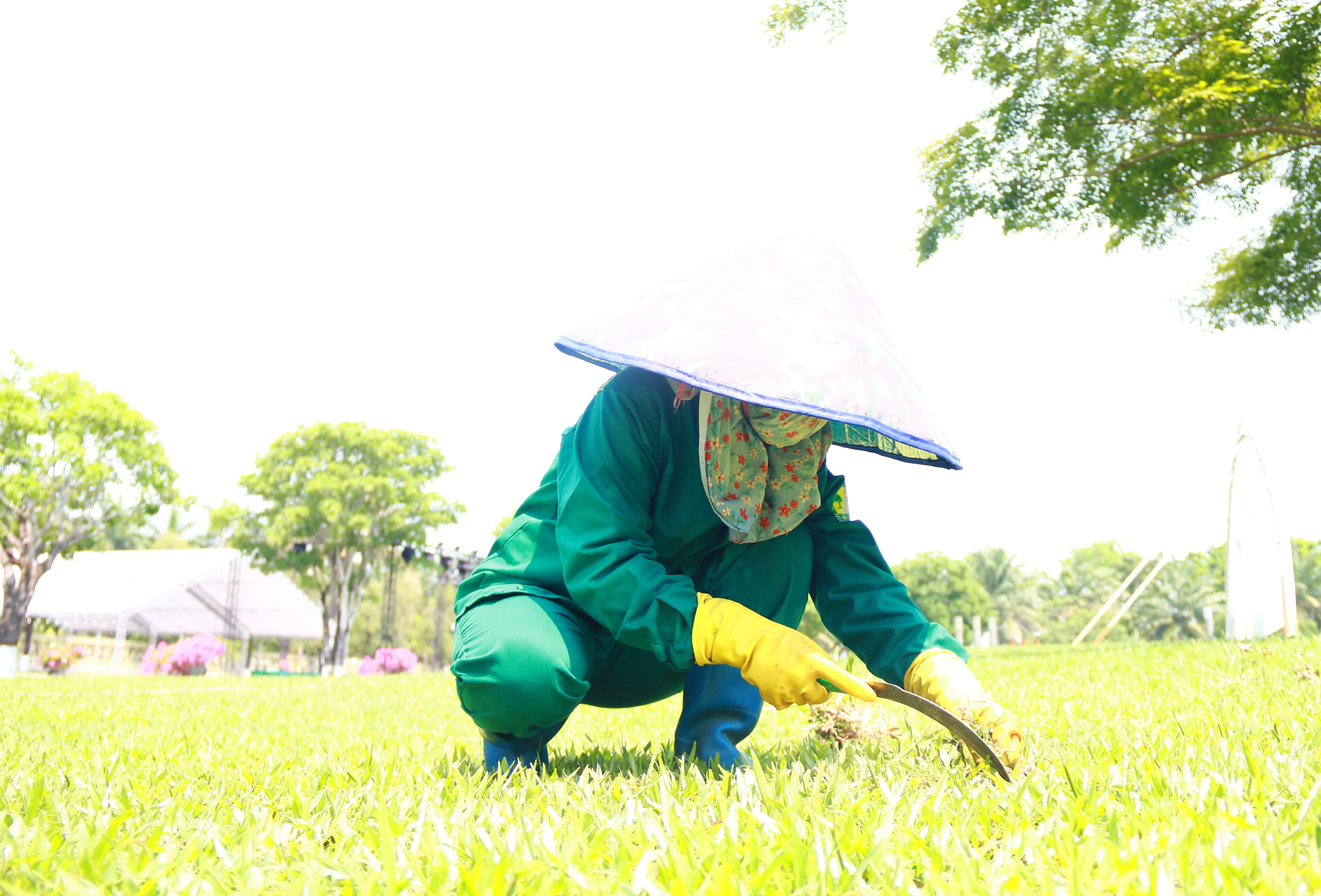 Người lao động 'đổ mồ hôi, sôi nước mắt', vất vả mưu sinh dưới nắng như đổ lửa - 6