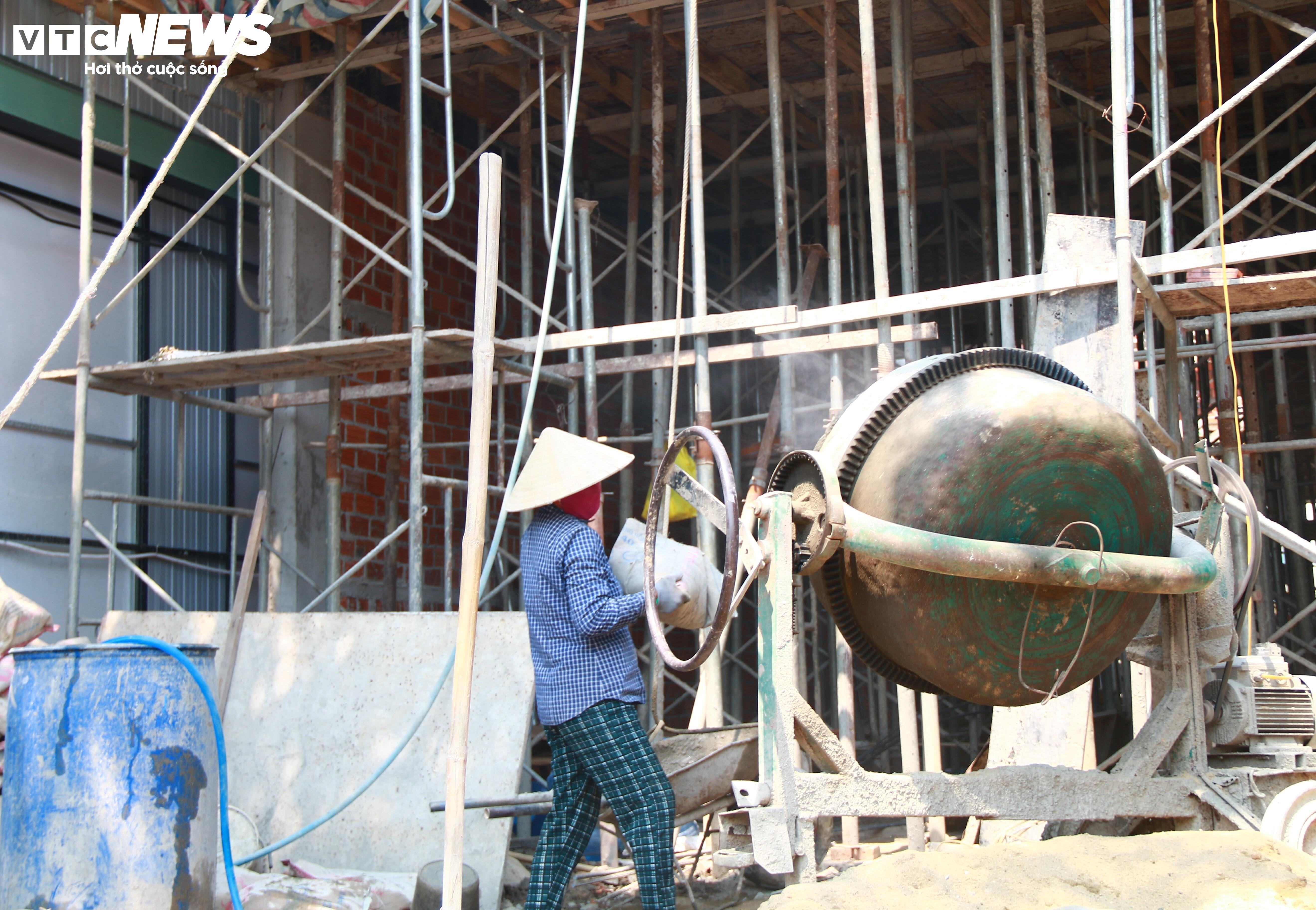 Người lao động 'đổ mồ hôi, sôi nước mắt', vất vả mưu sinh dưới nắng như đổ lửa - 9