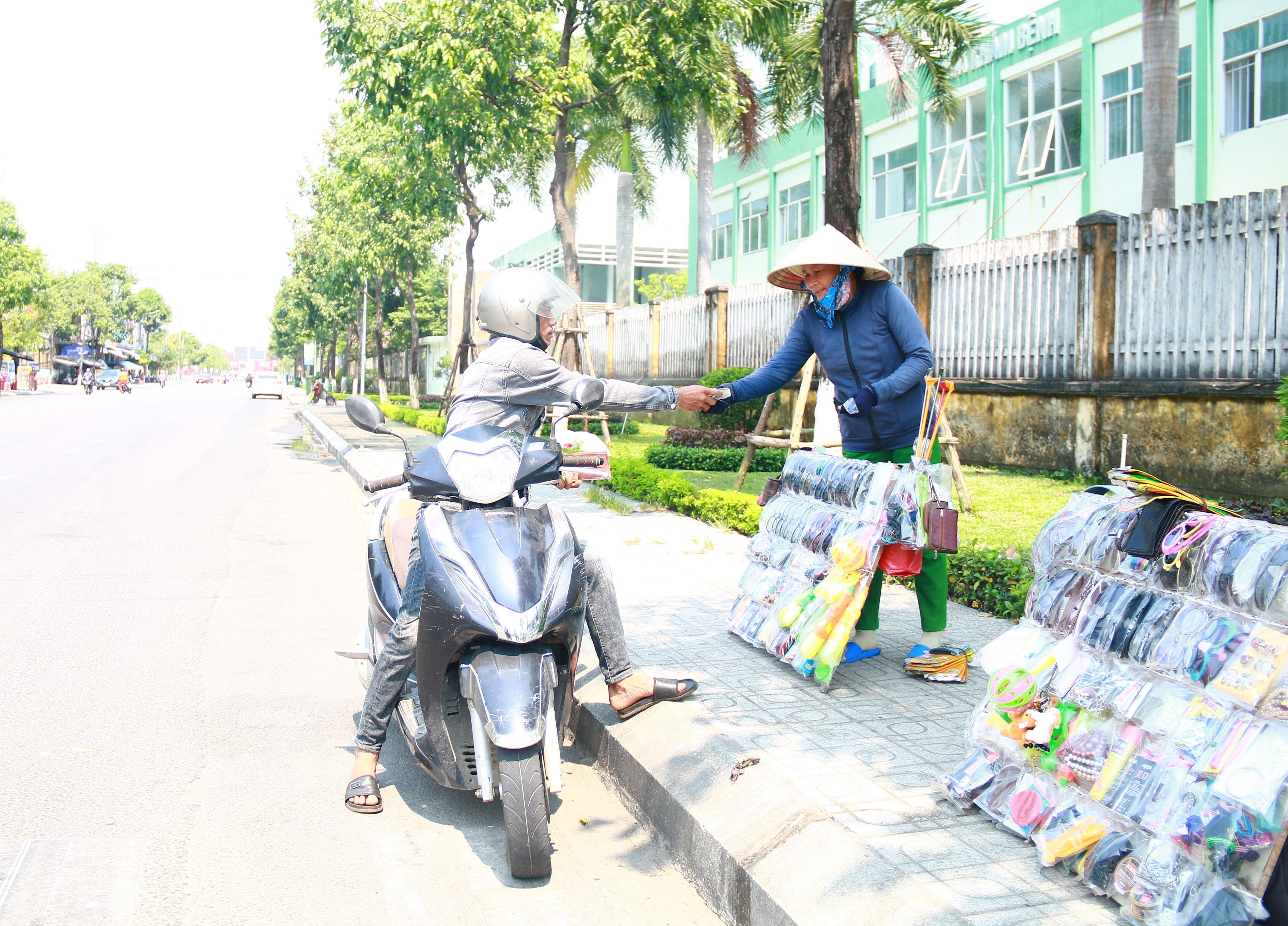 Người lao động 'đổ mồ hôi, sôi nước mắt', vất vả mưu sinh dưới nắng như đổ lửa - 8