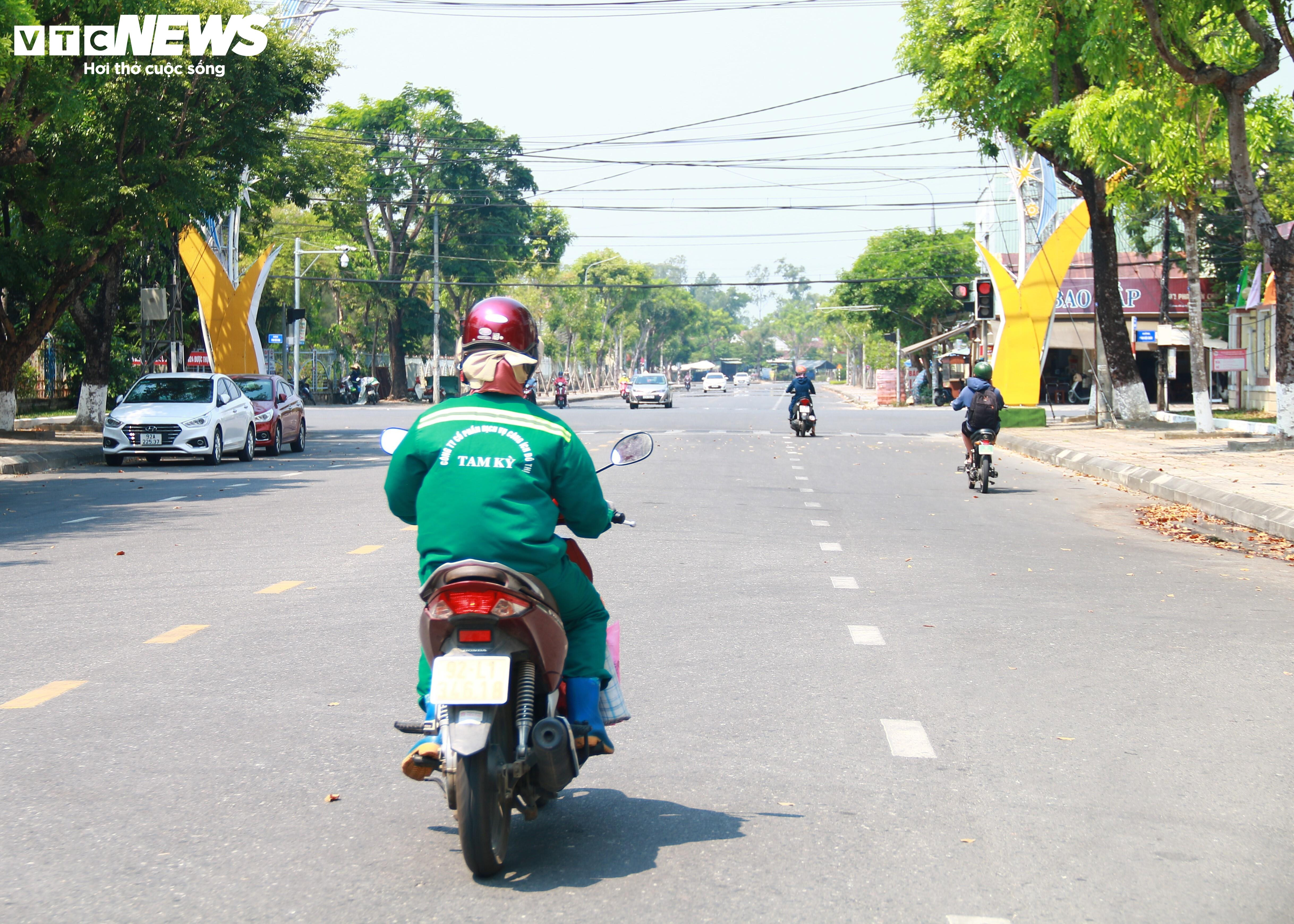 Người lao động 'đổ mồ hôi, sôi nước mắt', vất vả mưu sinh dưới nắng như đổ lửa - 1