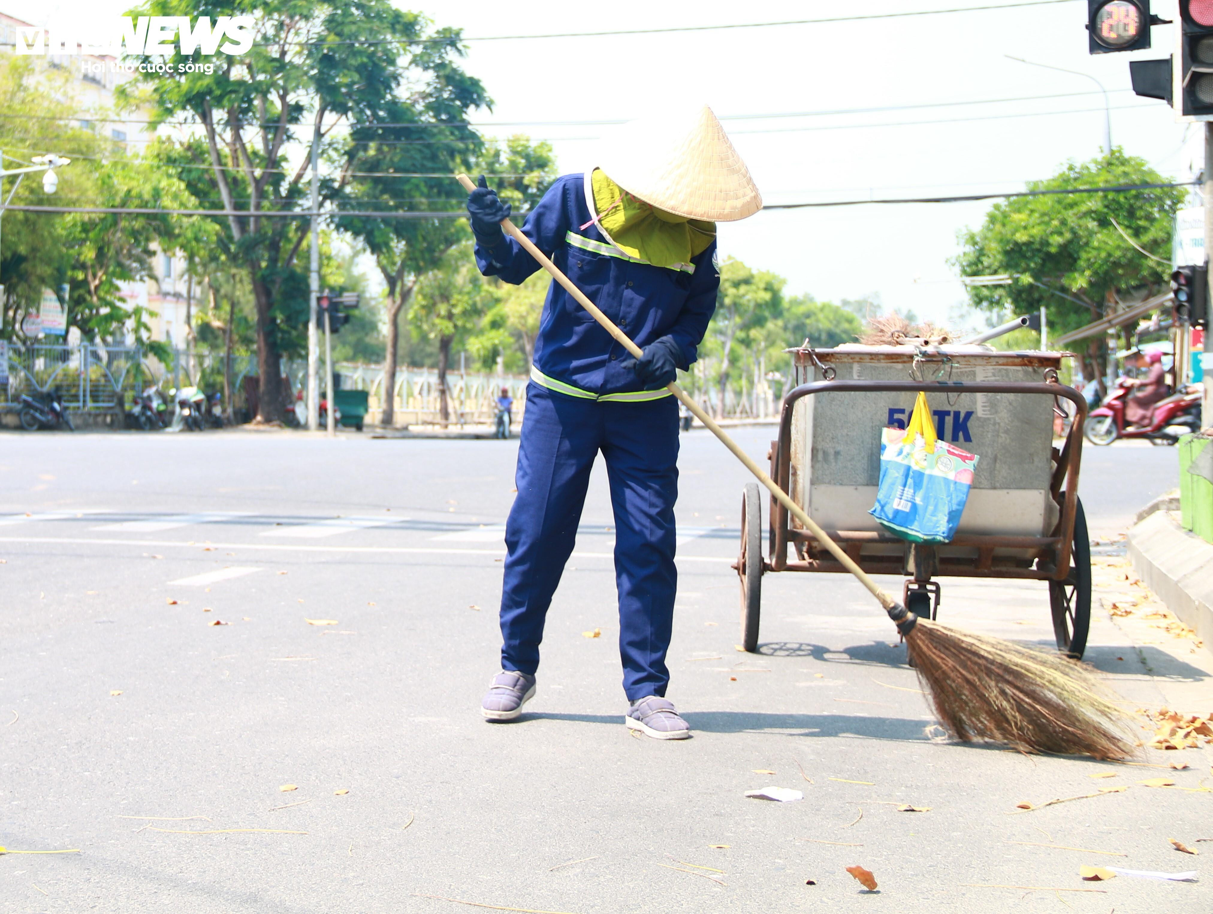 Người lao động 'đổ mồ hôi, sôi nước mắt', vất vả mưu sinh dưới nắng như đổ lửa - 7